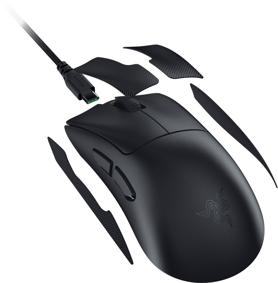 Schwarze Razer-Gaming-Maus mit abgelösten Griffpads. USB-C-Kabel angeschlossen. Razer-Logo sichtbar. Isoliert auf weißem Hintergrund.