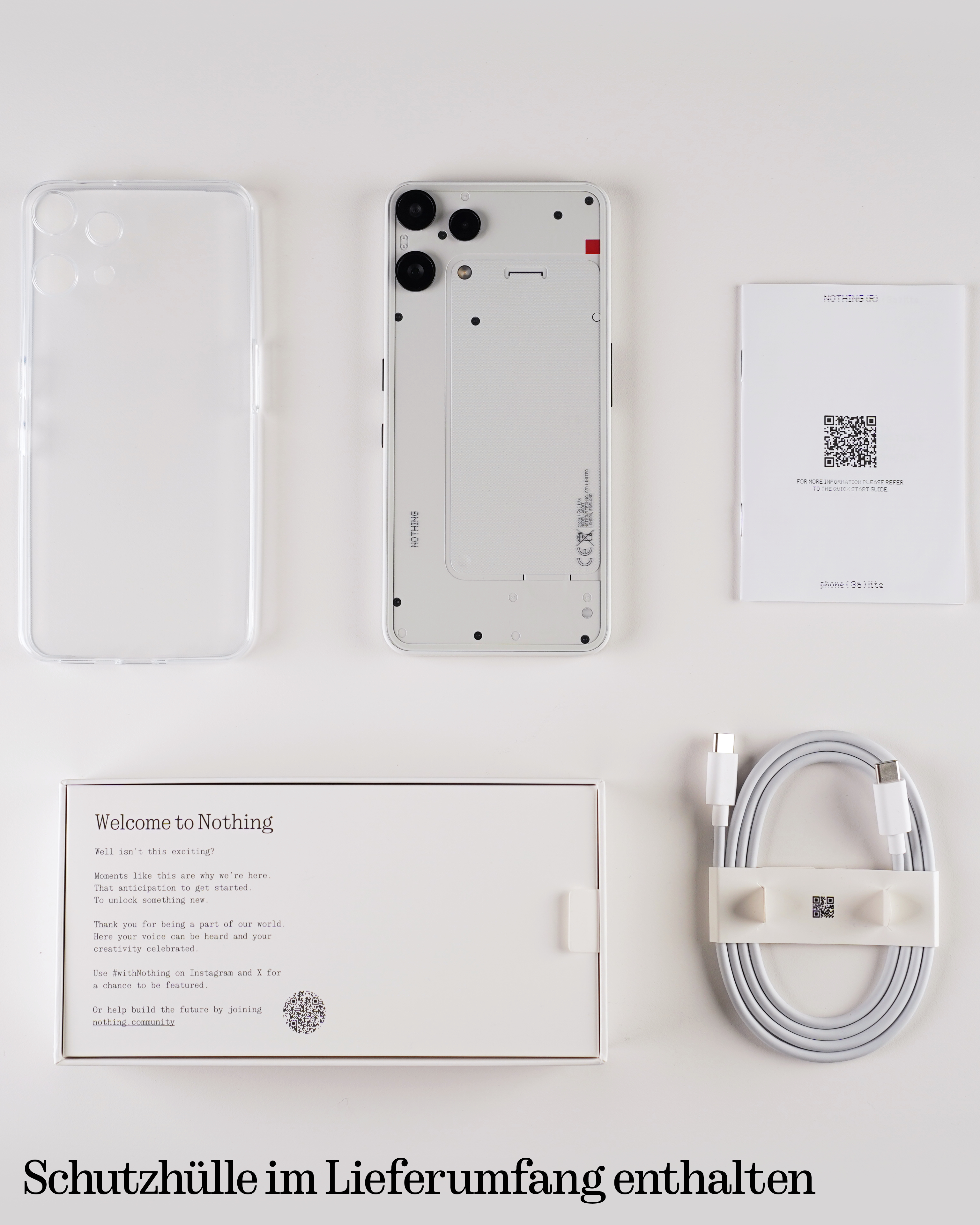 Ein weißes Nothing-Telefon, eine Hülle, eine Schachtel, Papiere und ein Kabel auf weißem Untergrund.