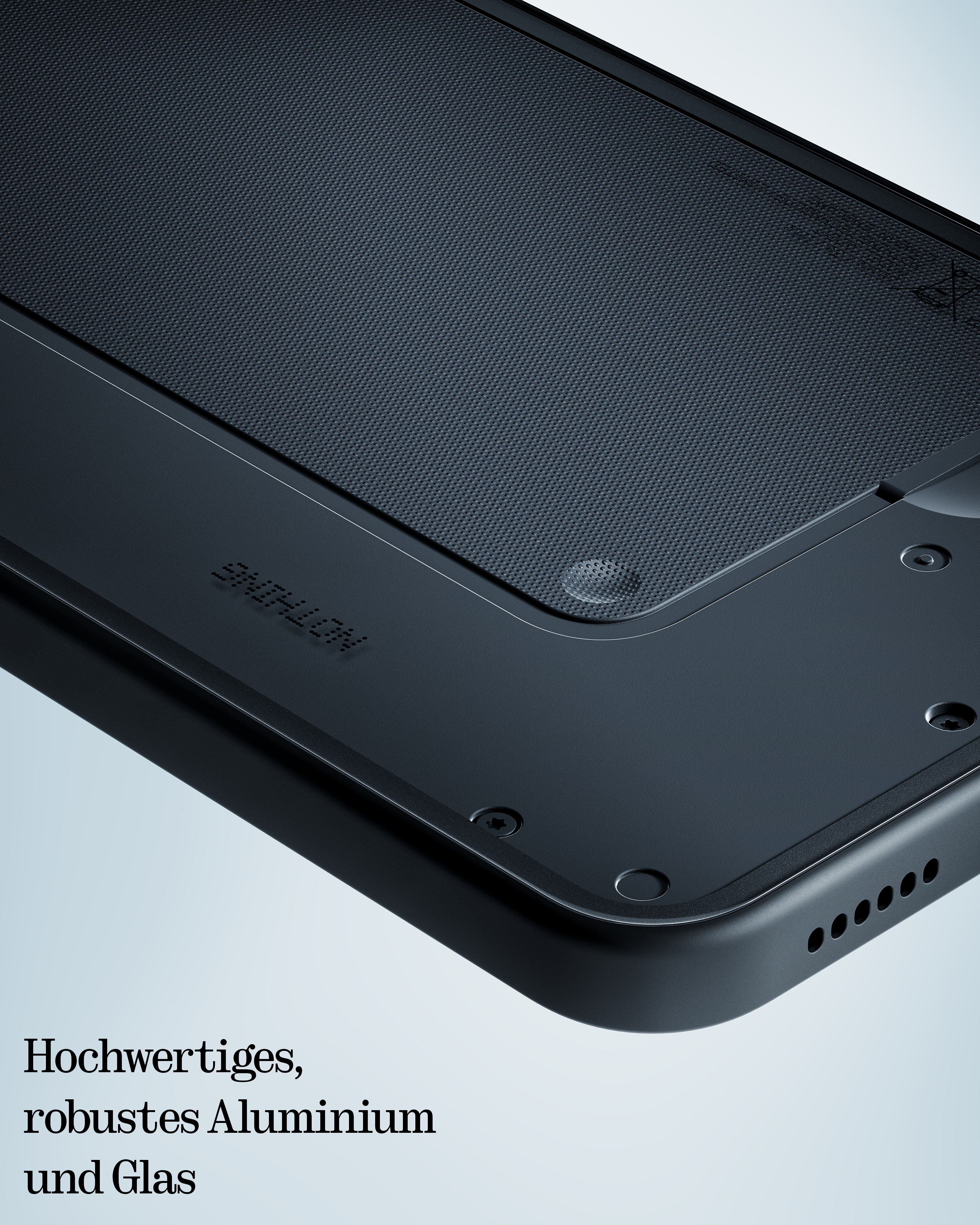 Nahaufnahme eines schwarzen Telefons. Zeigt eine strukturierte Rückseite, eine gewölbte Seite mit Löchern und Metallakzente.