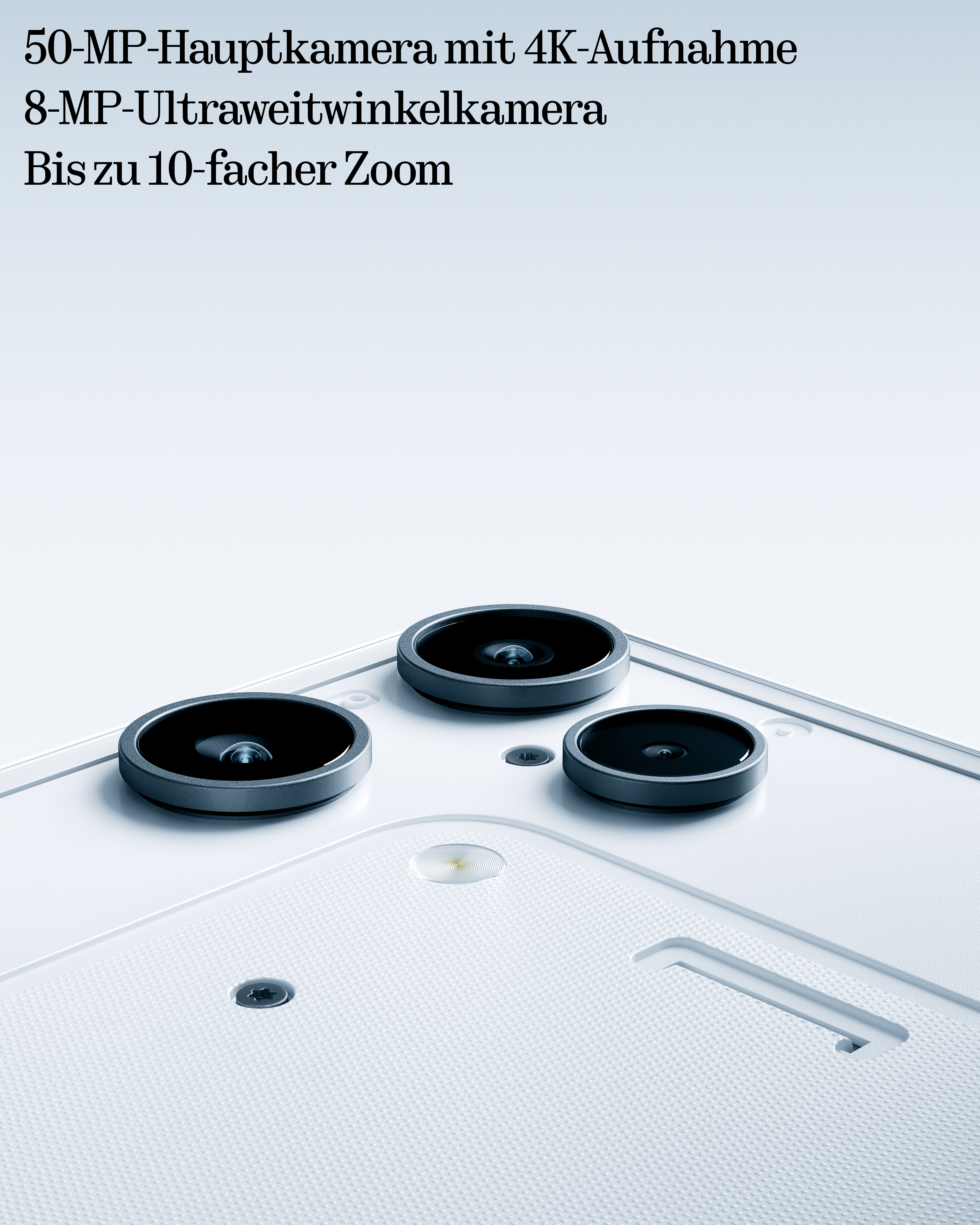 Nahaufnahme des Kameramoduls eines Telefons mit drei Objektiven auf weißer, strukturierter Oberfläche. Text beschreibt Spezifikationen.