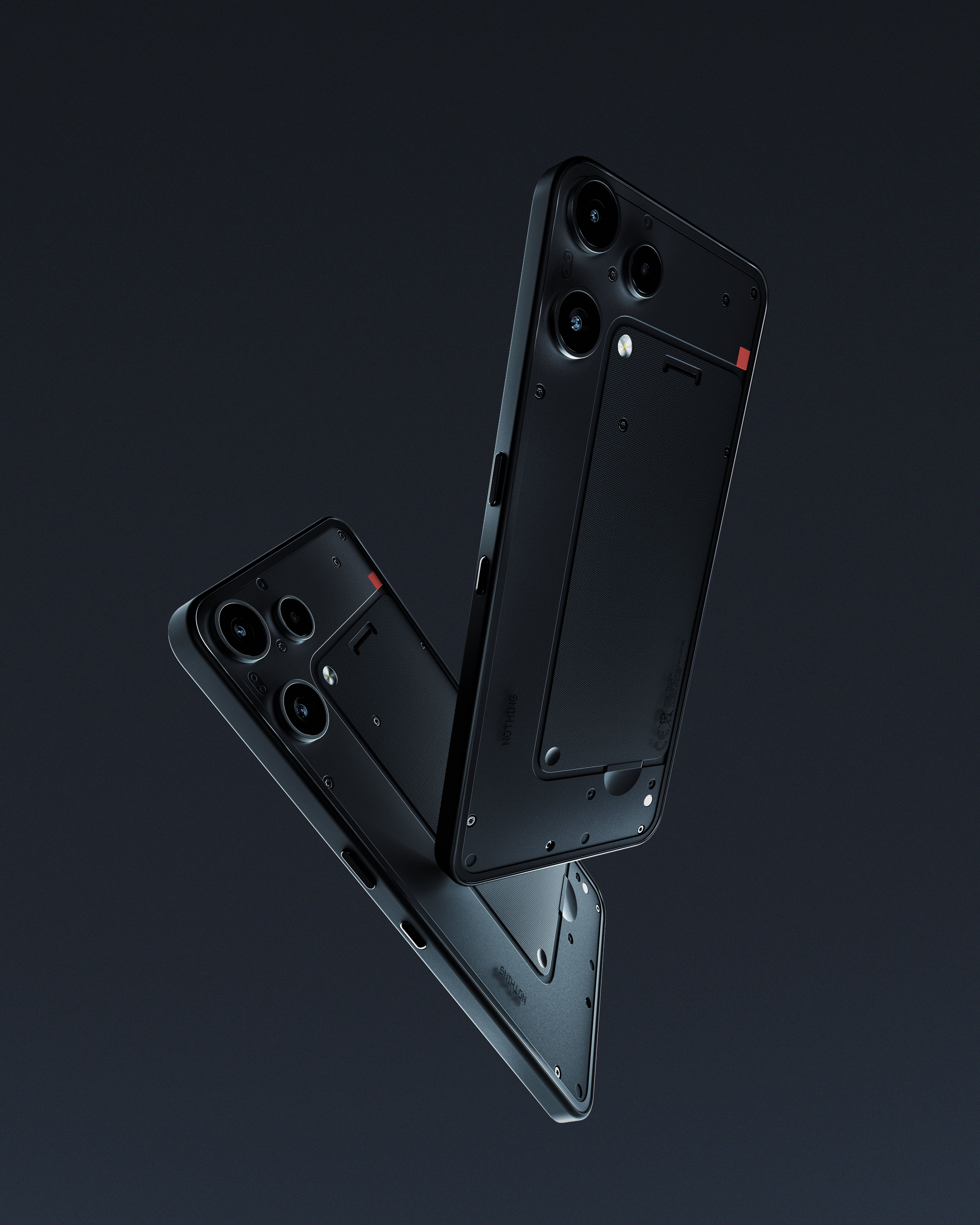 Zwei schwarze Telefone mit mehreren Kameras, die vor einem dunkelgrauen Hintergrund schweben. Eines ist leicht angewinkelt.