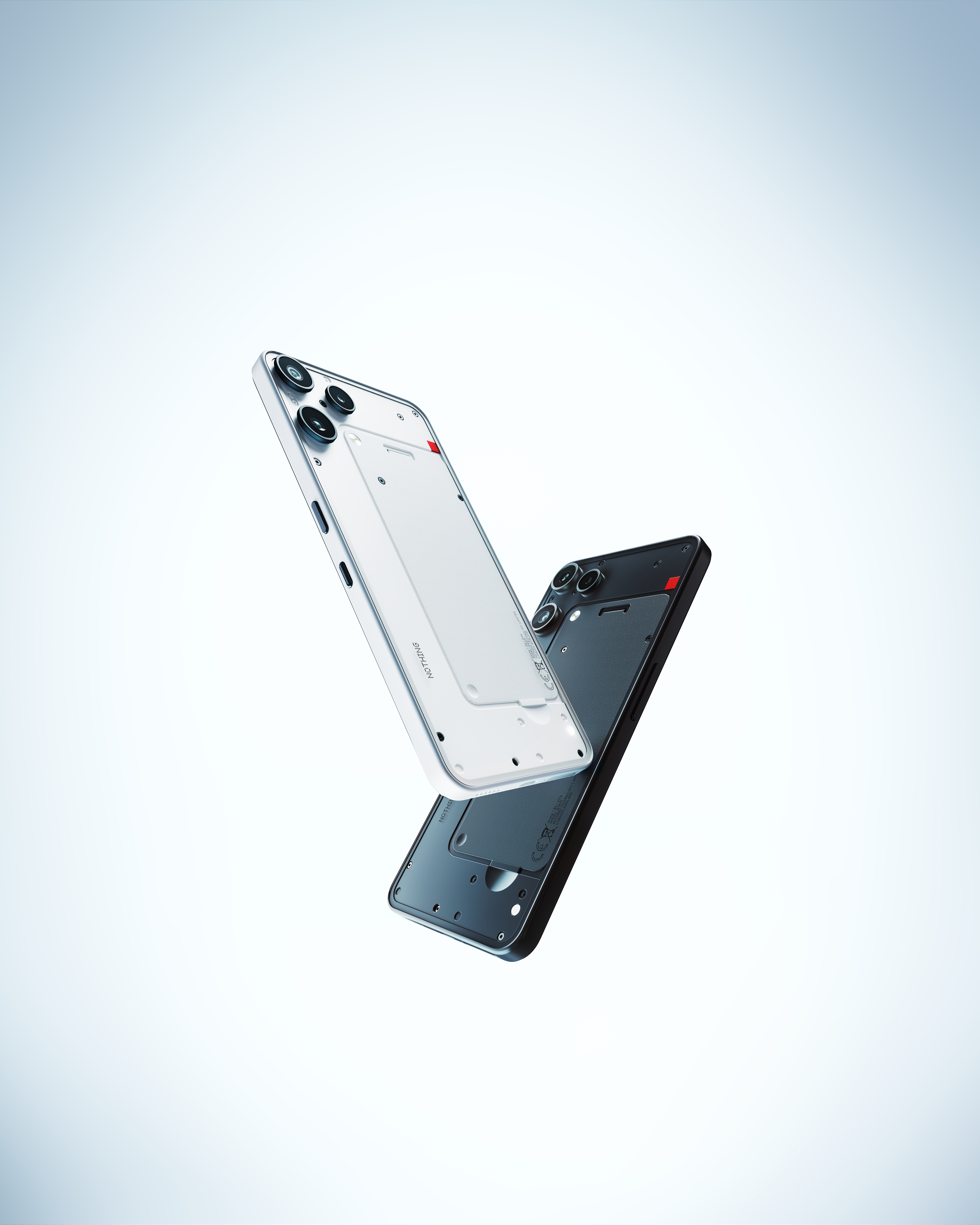 Zwei Smartphones, eines weiß und eines schwarz, schweben vor blauem Hintergrund. Das weiße ist vorne.