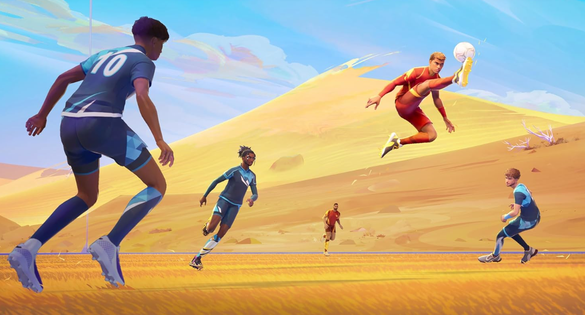 Fußballspieler in Aktion auf einem Sandfeld. Einer schießt den Ball, andere rennen. Blauer Himmel und Sanddünen im Hintergrund.