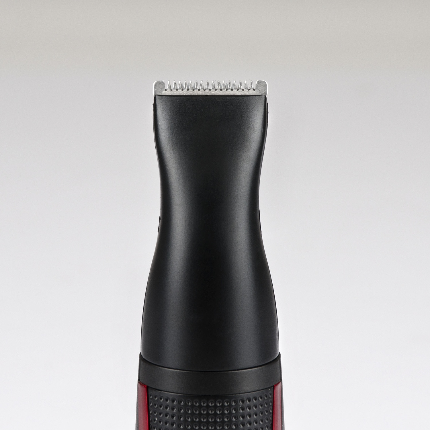 Primo piano di un trimmer elettrico nero e argento. Il trimmer è su sfondo bianco.