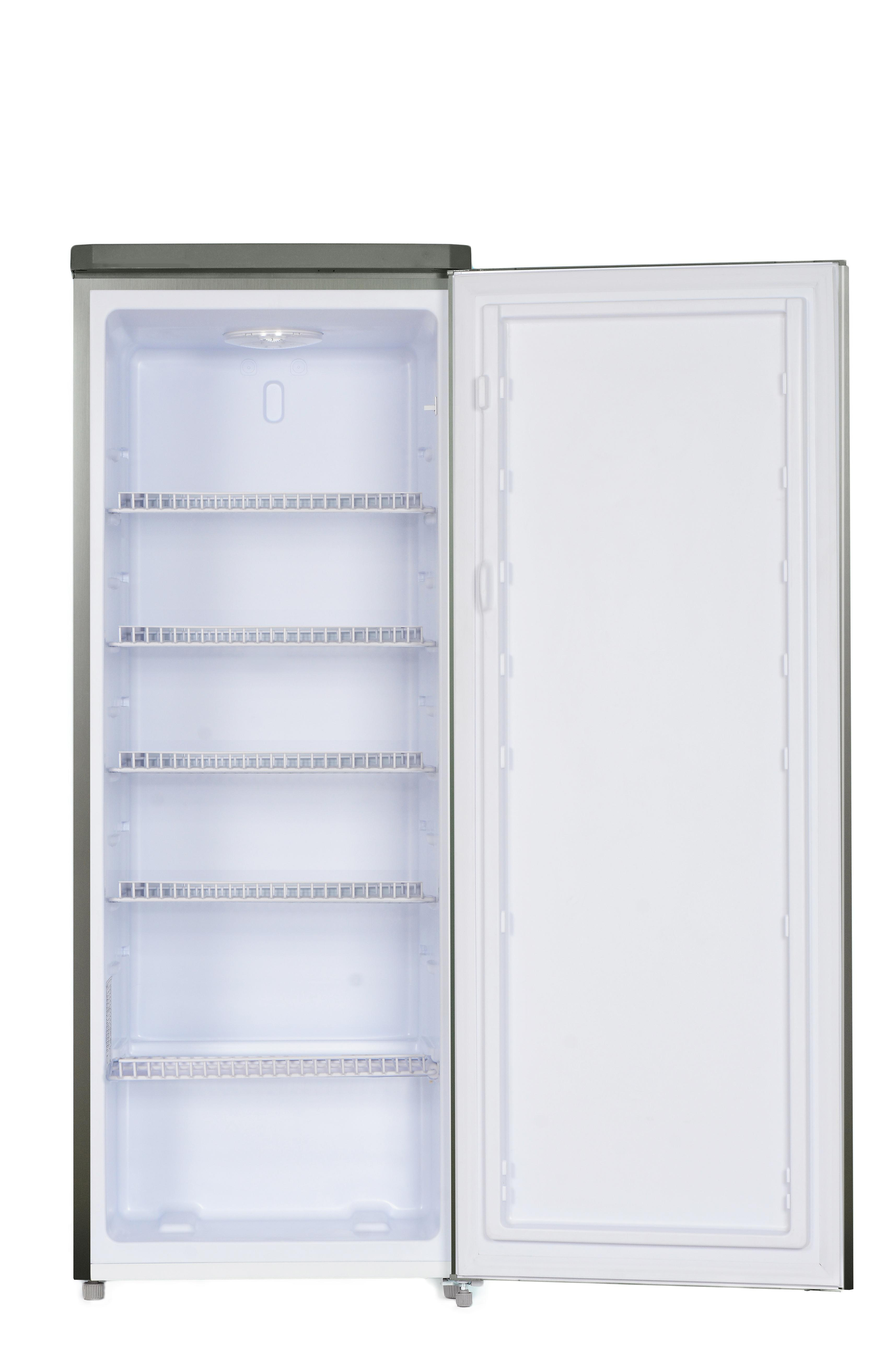 Offener weißer Kühlschrank mit Regalen. Tür nach rechts geöffnet. Innenbeleuchtung an. Weißer Hintergrund.