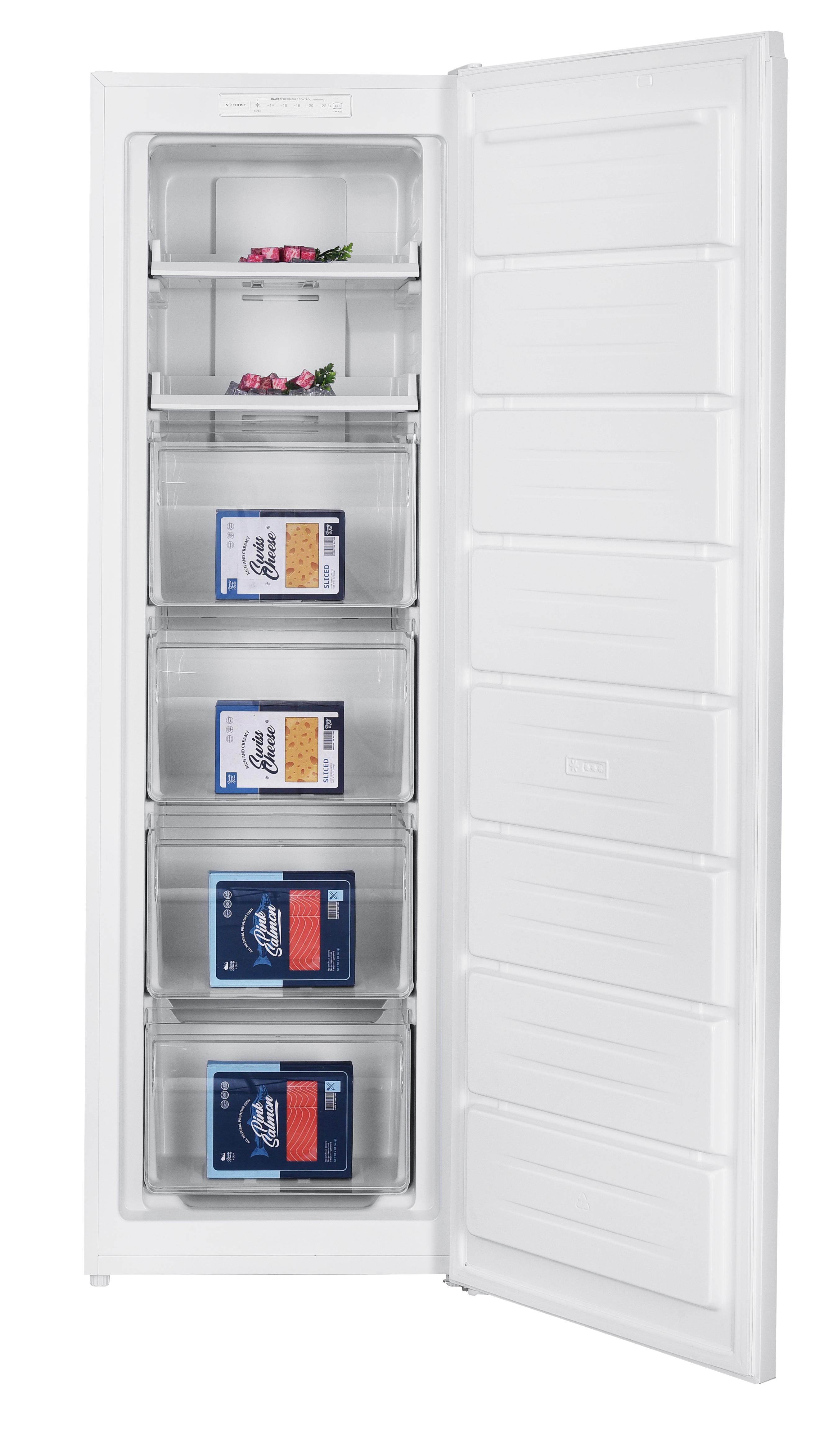 Offener weißer Gefrierschrank mit Regalen und Schubladen. Enthält Käse, Lachs und Kräuter. Tür rechts.
