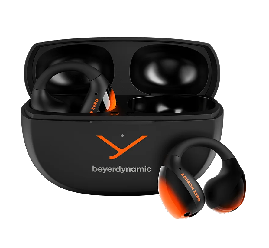 Czarne słuchawki z pomarańczowymi akcentami w czarnym etui ładującym. Etui ma logo Beyerdynamic.