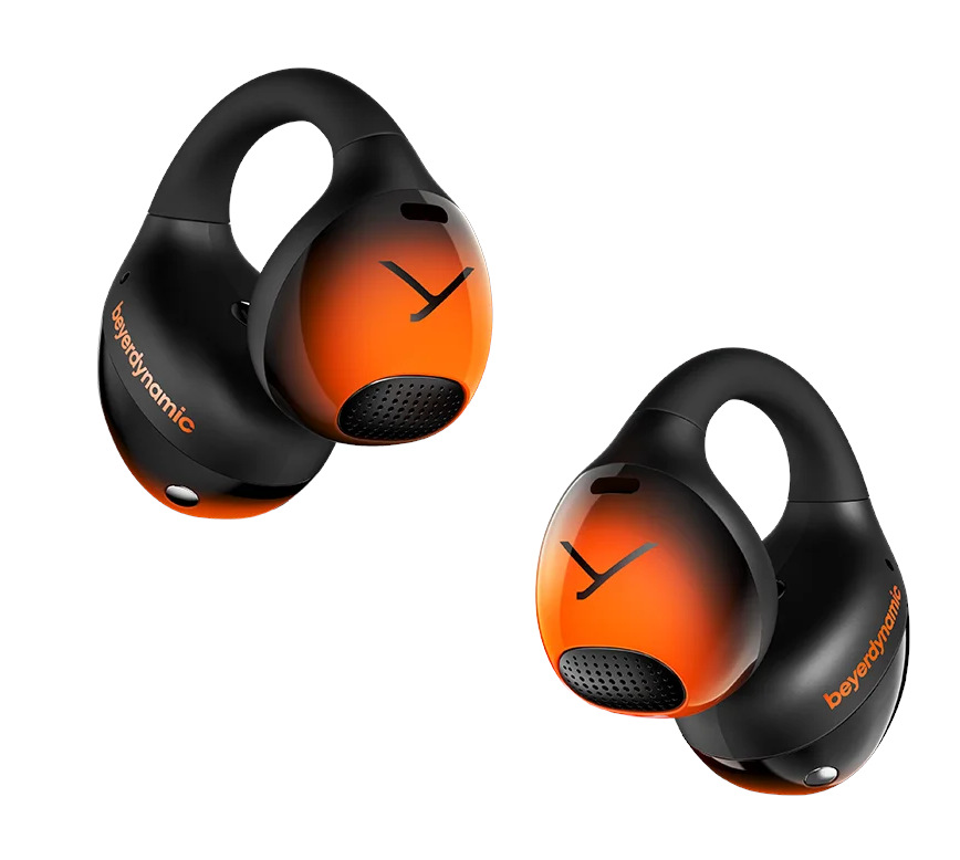 Dwa czarne i pomarańczowe bezprzewodowe słuchawki Beyerdynamic. Każda słuchawka ma zakrzywiony kształt z logo i otworem z siatki.