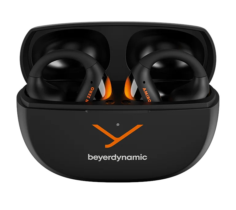 Czarne słuchawki w etui ładującym. Pomarańczowe akcenty. Marka beyerdynamic na etui. Słuchawki mają zaczepy na uszy.