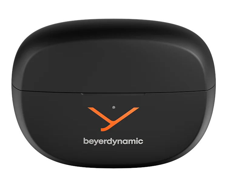 Czarne etui na słuchawki z pomarańczowym logo i napisem 'beyerdynamic'. Etui jest owalne i zamknięte na białym tle.