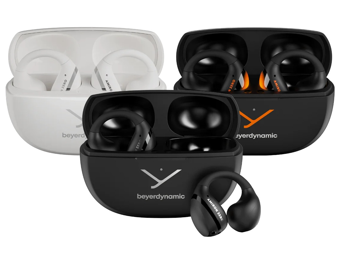 Trzy zestawy bezprzewodowych słuchawek w etui. Jeden biały, dwa czarne. Każdy zestaw ma zakrzywioną konstrukcję z marką Beyerdynamic.