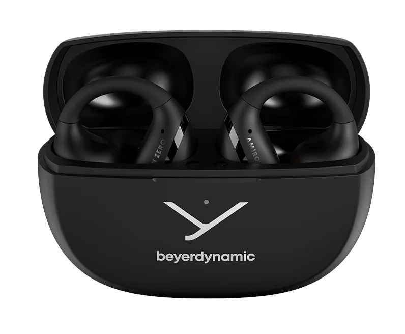 Czarne bezprzewodowe słuchawki z etui ładującym. Etui ma logo Beyerdynamic. Słuchawki mają zaczepy na uszy.