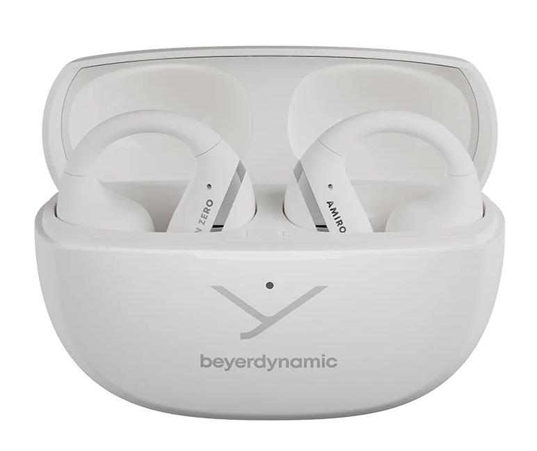 Białe słuchawki Beyerdynamic w otwartym etui. Każda słuchawka ma zakrzywione podparcie. Etui jest białe z logo i nazwą marki.