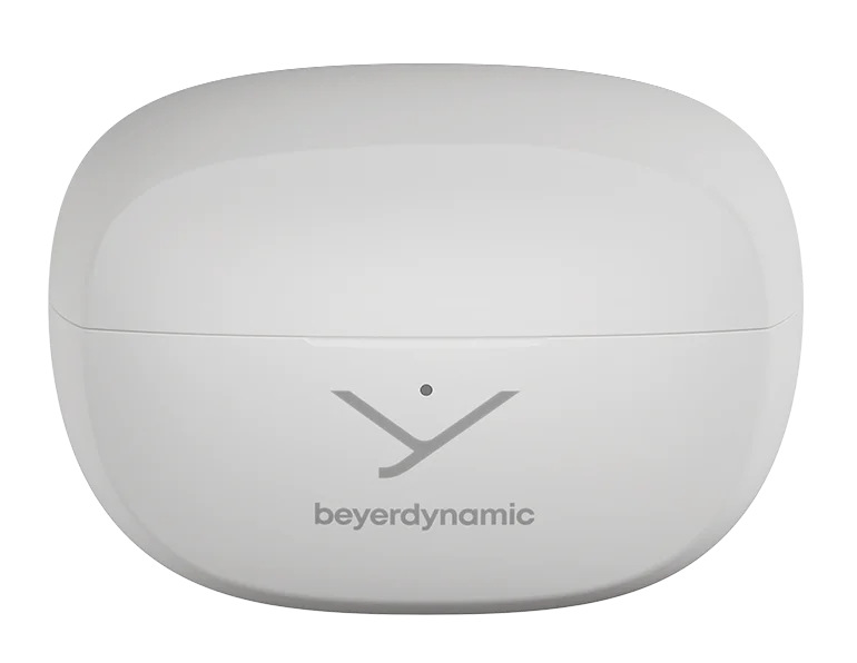 Białe, owalne etui na słuchawki z szarym logo i napisem 'beyerdynamic' poniżej. Nad logo znajduje się mała kropka.