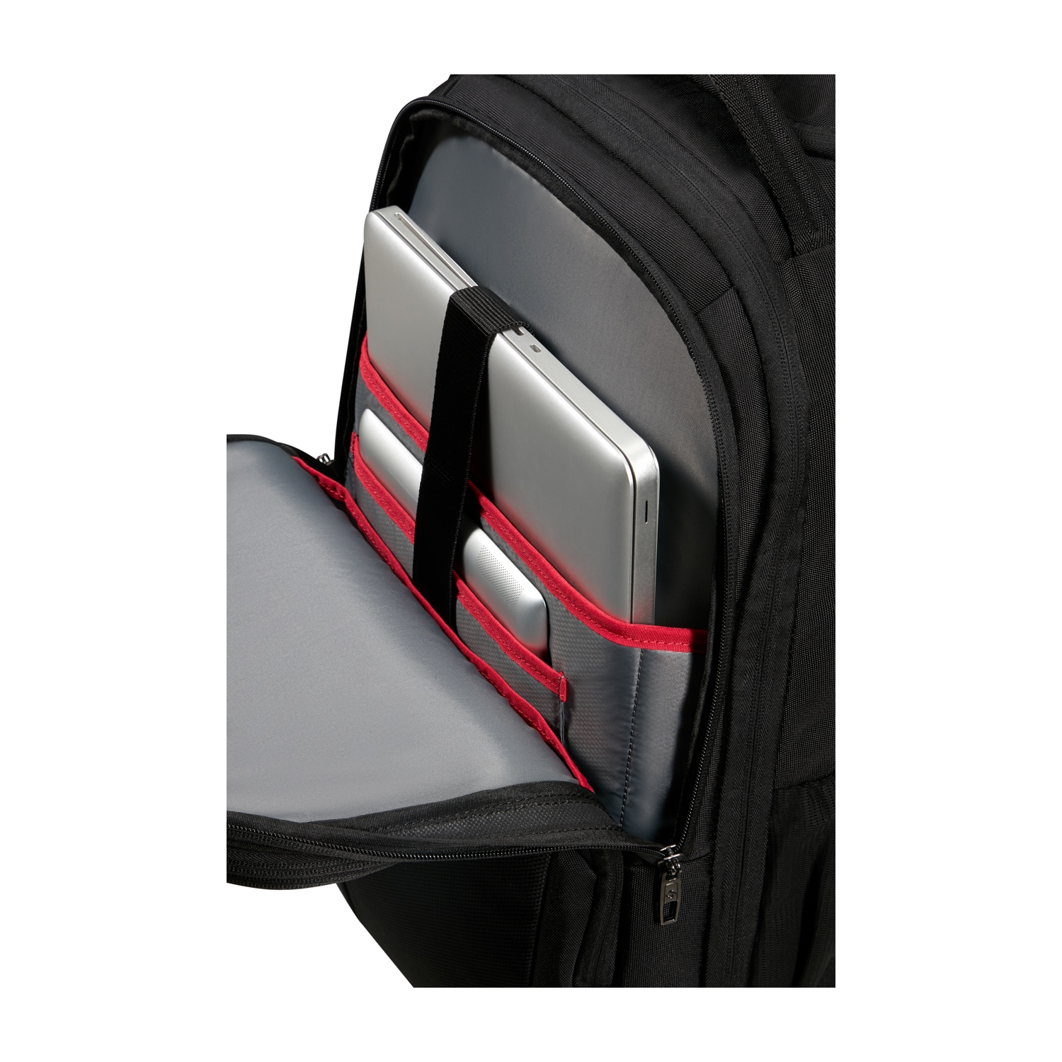 Zaino nero aperto, che rivela laptop e tablet in tasche con rifiniture rosse. Interno grigio. Scomparto con cerniera visibile.