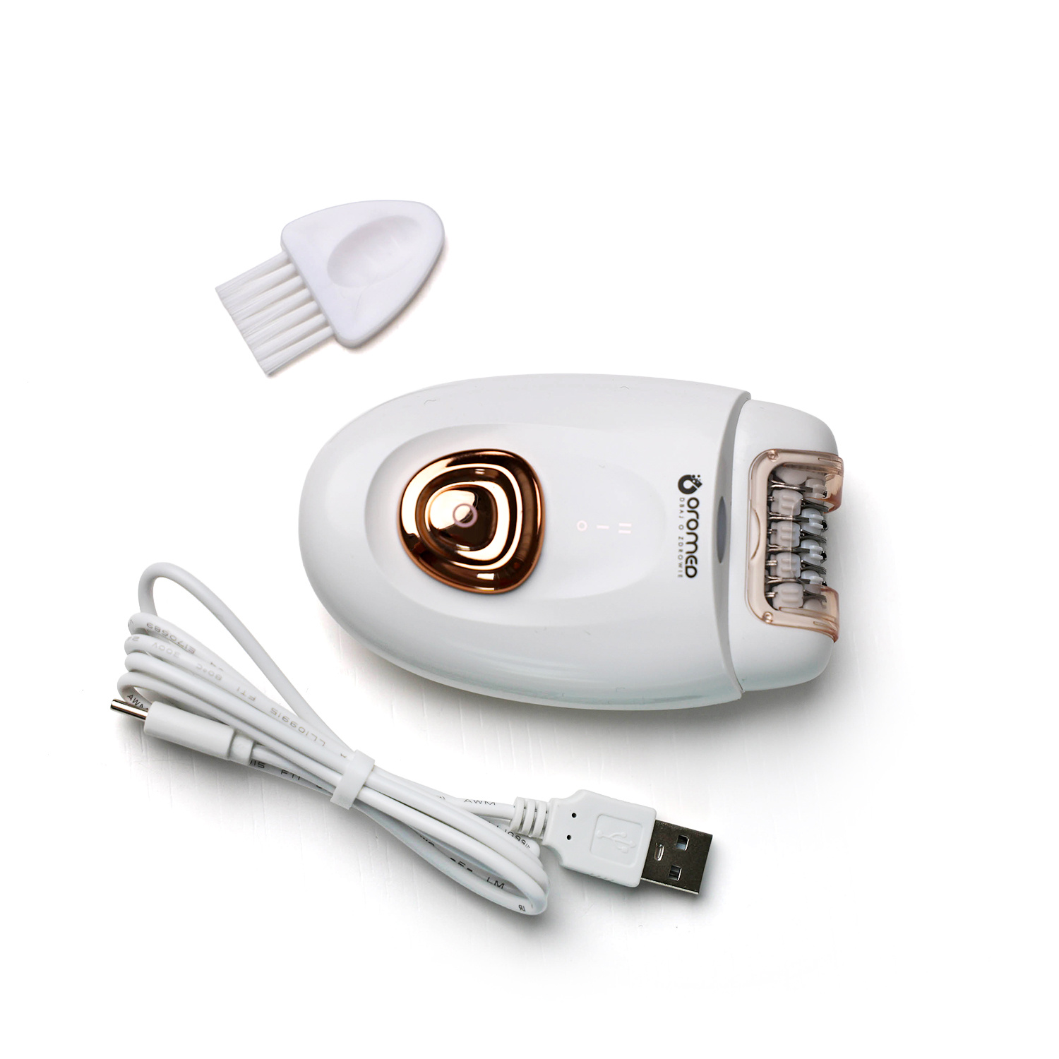 Biały depilator ze złotym akcentem, małą szczoteczką i kablem do ładowania na białym tle. Depilator oznaczony napisem 'oromeo'.