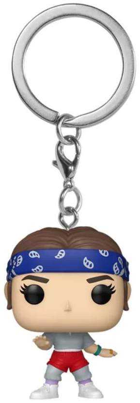 Funko Pop kulcstartó egy karakterről. Kék bandanája, szürke inge, piros rövidnadrágja és fehér cipője van. Ezüst kulcstartó csatlakozik.