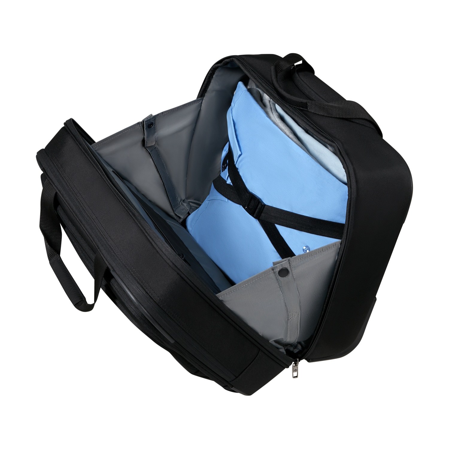 Borsa da viaggio nera aperta con vestiti blu e grigi all'interno. La borsa è su sfondo bianco, cerniera aperta.