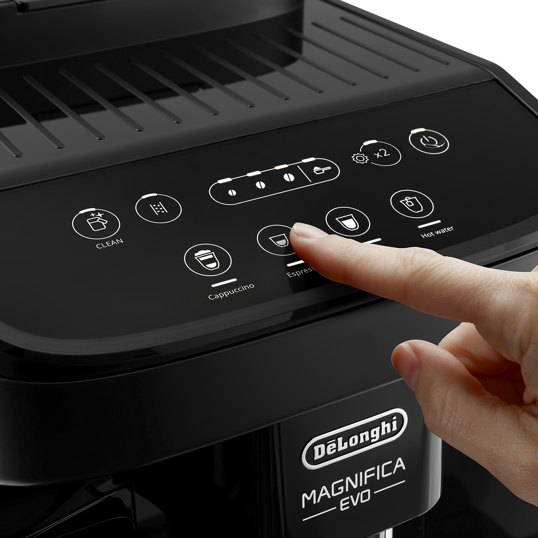 Egy kéz megnyomja az eszpresszó gombot a fekete DeLonghi Magnifica Evo kávéfőző vezérlőpanelén.