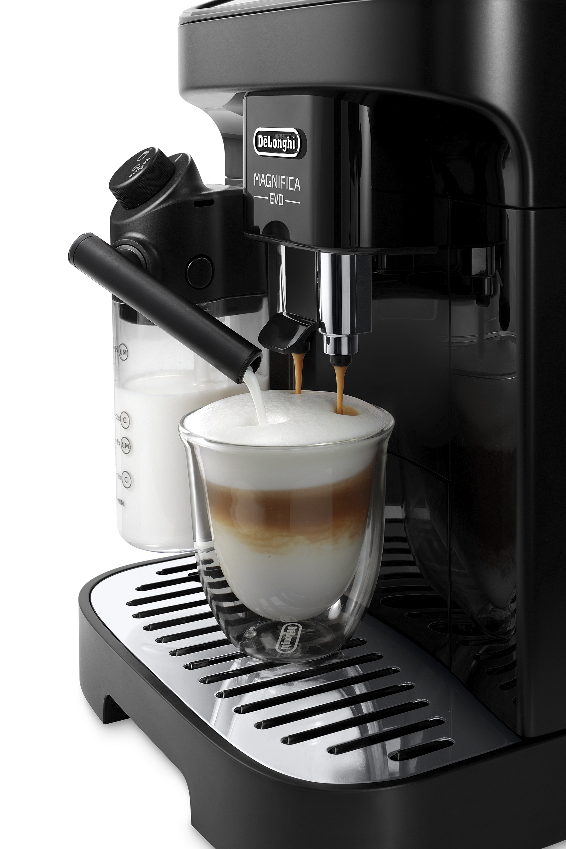 Egy Delonghi kávéfőző kávét és tejet ad egy pohár latte-ba. Fekete gép, fehér háttér.