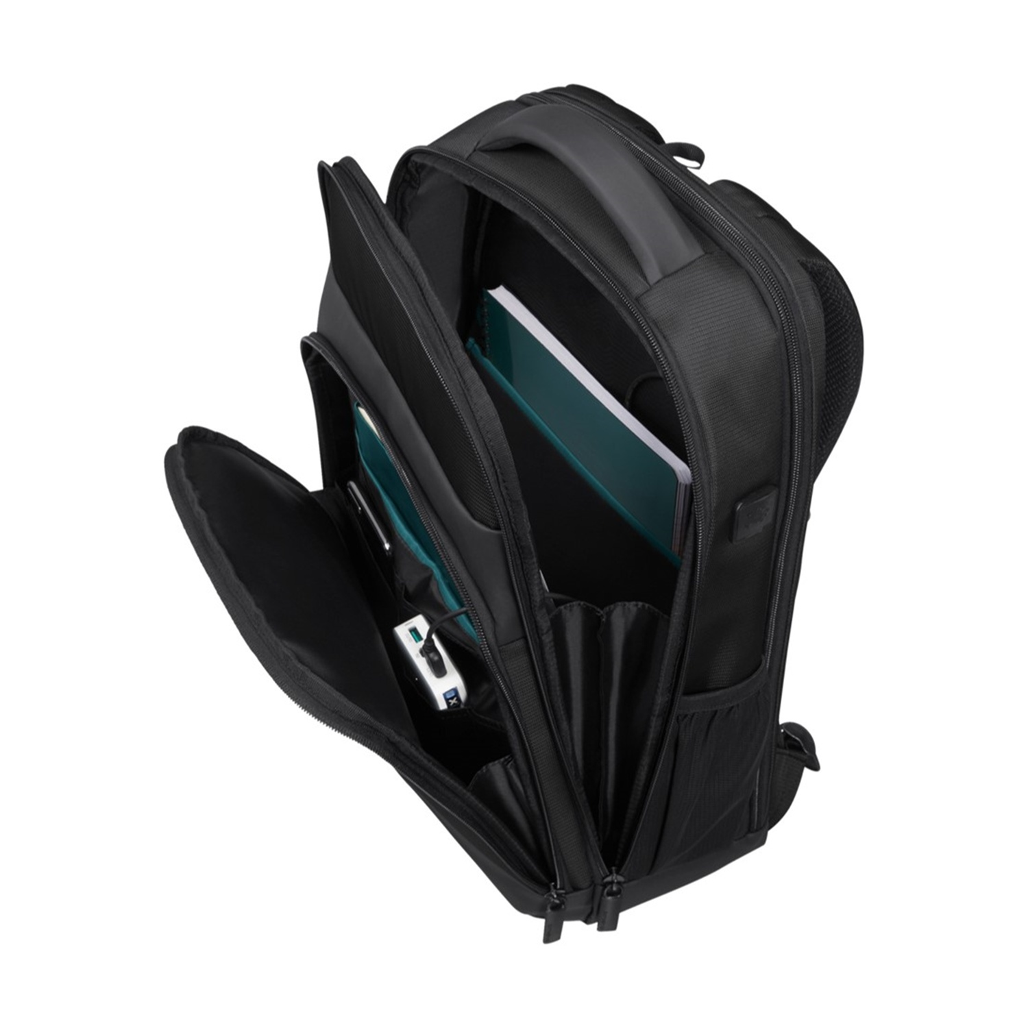 Zaino nero aperto con più scomparti. Gli oggetti visibili includono quaderni, un tablet e un piccolo dispositivo elettronico bianco.