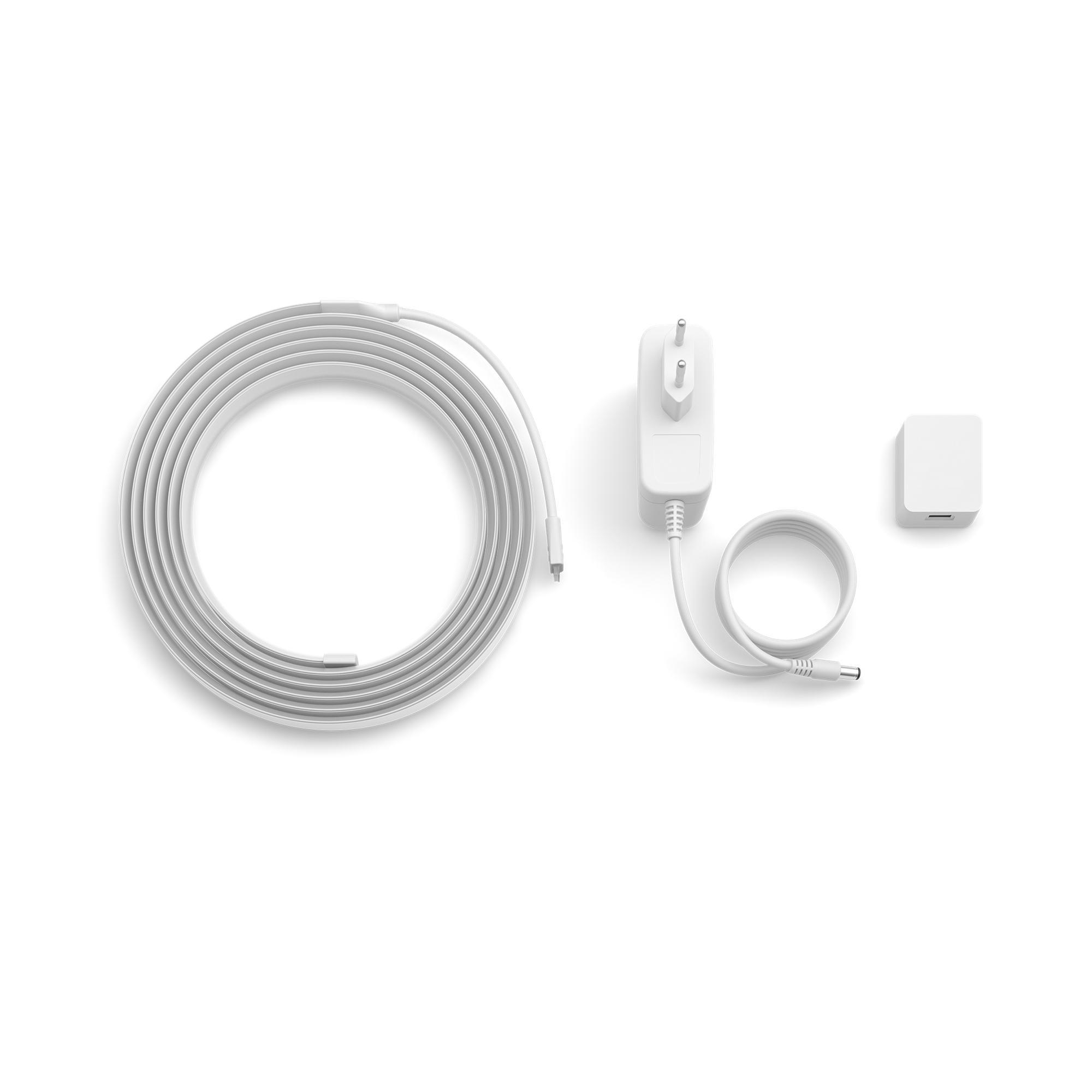 Weißes LED-Lichtband, Netzteil und ein kleines quadratisches Modul auf weißem Hintergrund.