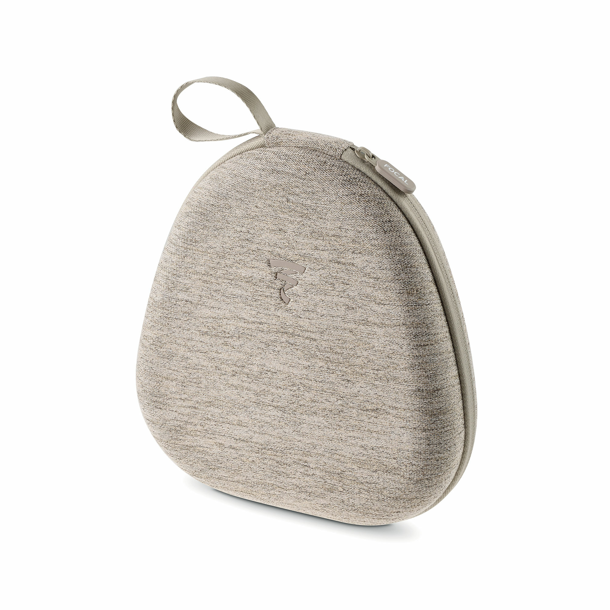 Eine beige Kopfhörertasche mit Griff. Sie hat einen Reißverschluss und ein Markenlogo. Auf weißem Hintergrund.