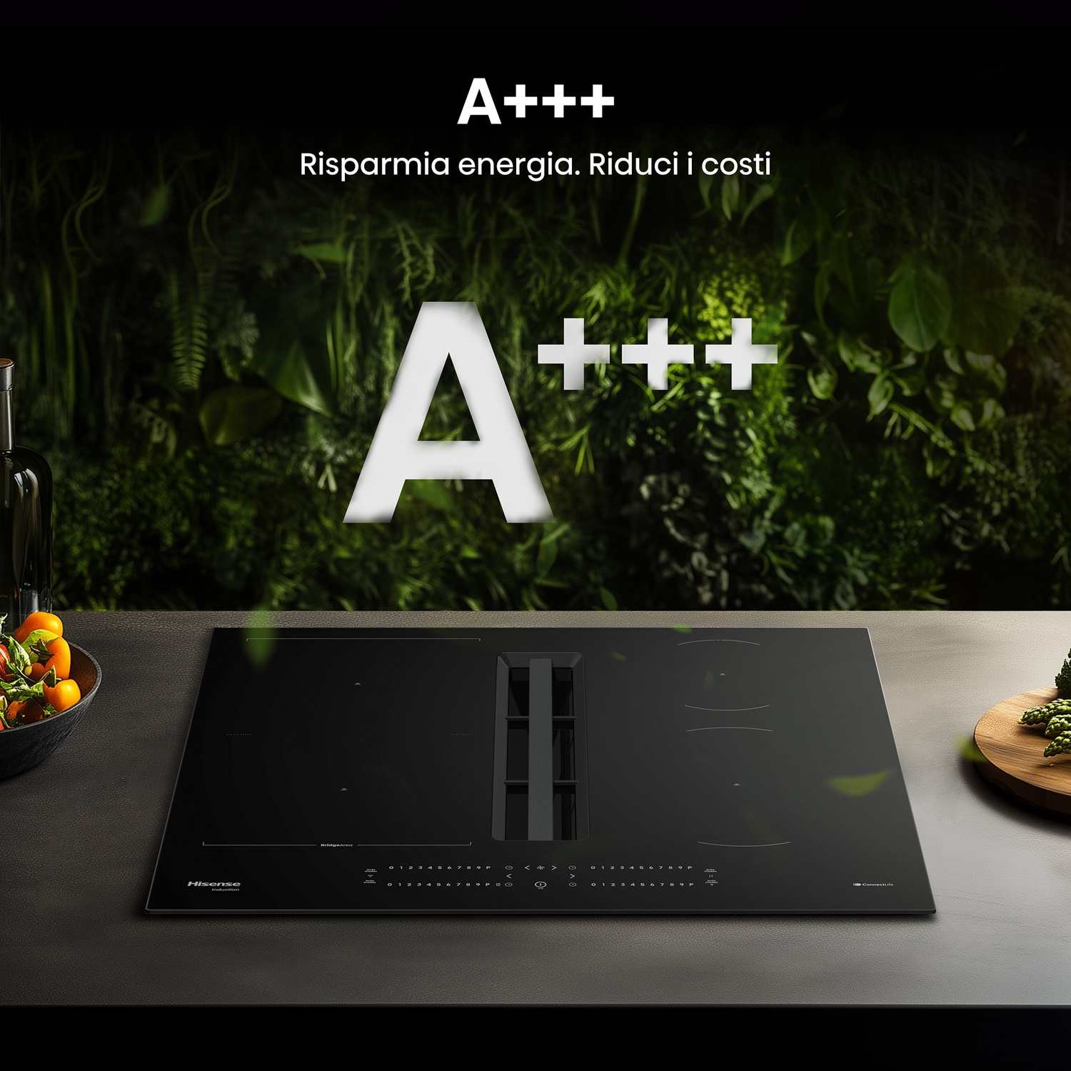 Piano cottura a induzione Hisense nero con classe energetica A+++. Verdure, bottiglia e sfondo verde. Testo italiano 'Risparmia energia'.