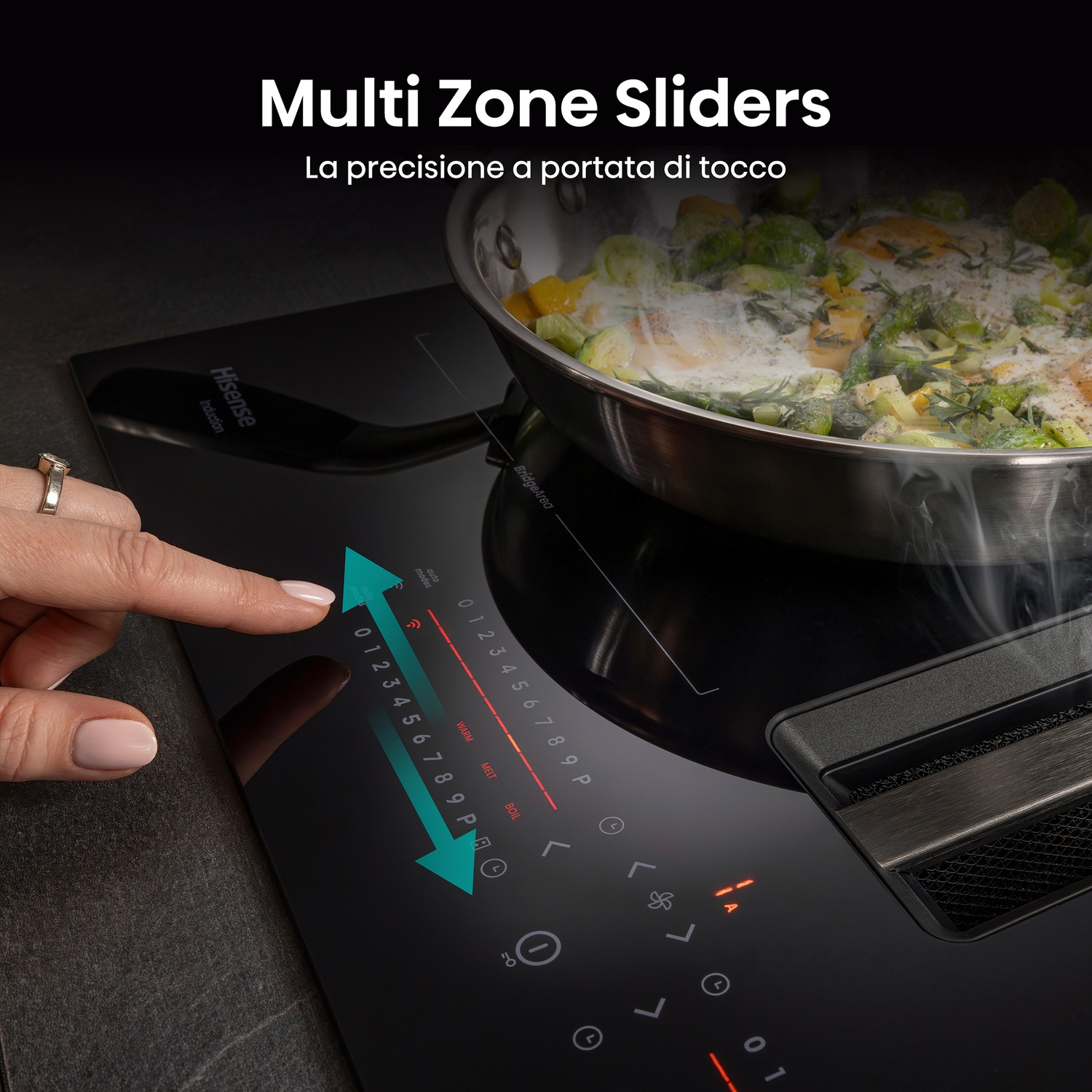 Una mano tocca un piano cottura a induzione nero con comandi. Una padella di cibo emette vapore. Il testo dice 'Multi Zone Sliders'.