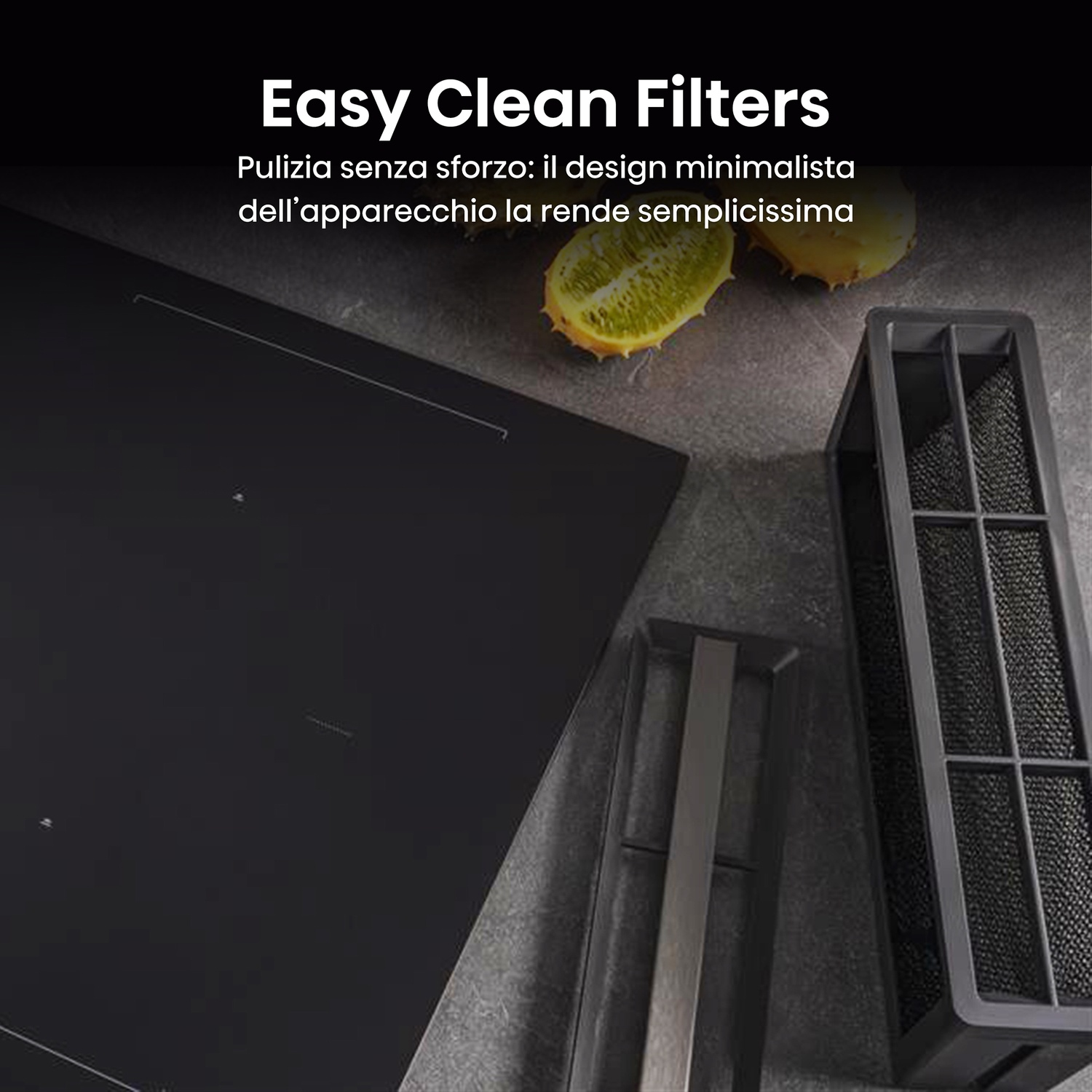 L'immagine mostra un elettrodomestico nero con filtri. Il testo dice 'Easy Clean Filters'. È visibile anche un frutto a fette.