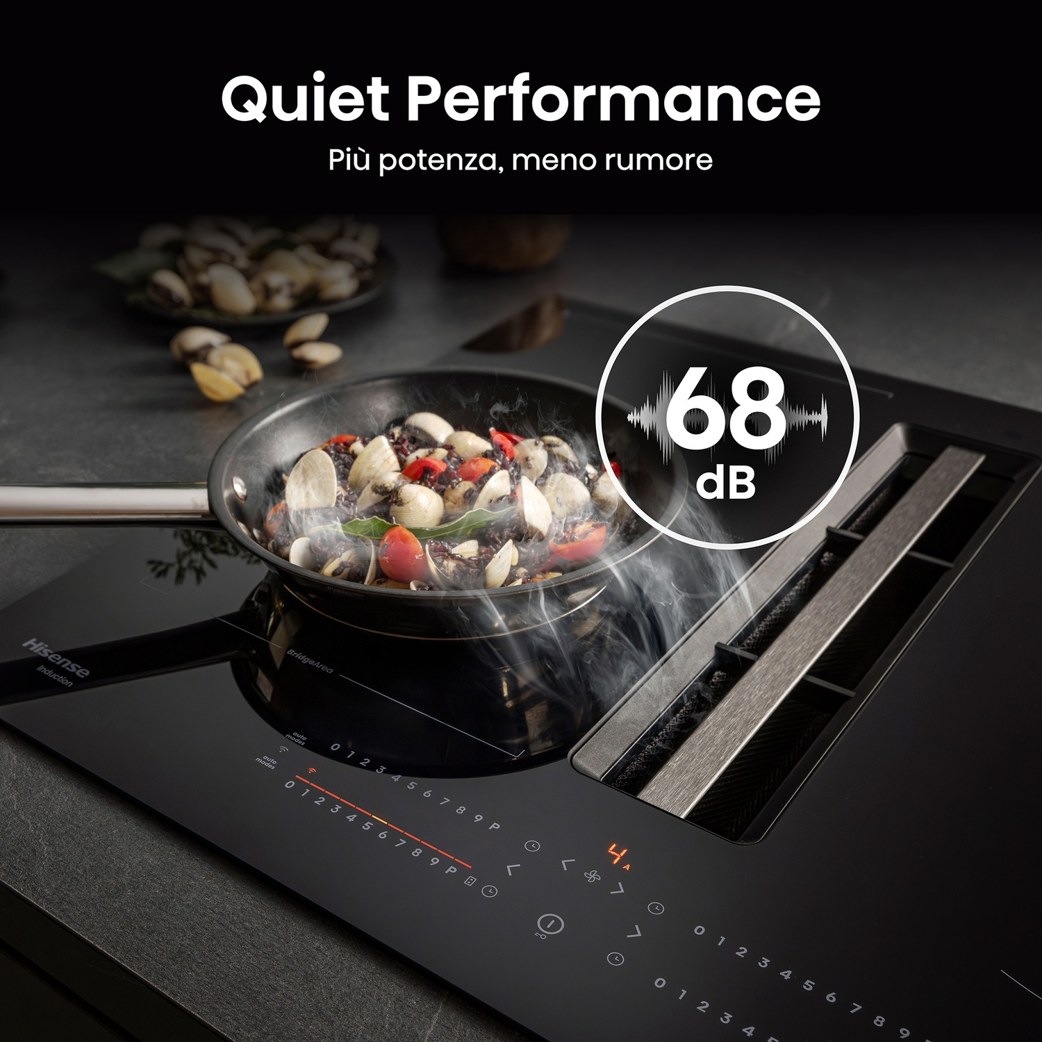 Un piano cottura a induzione nero con una padella con cibo in cottura. Mostra un livello di rumore di 68 dB. Il testo dice 'Quiet Performance'.