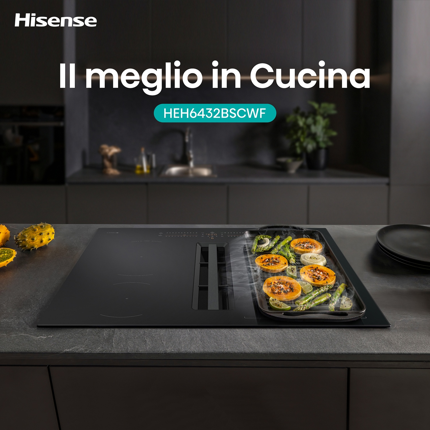 Un piano cottura a induzione Hisense nero con verdure grigliate. Il testo 'Il meglio in Cucina' è sopra il piano cottura.