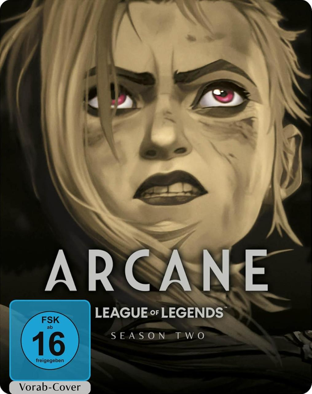 DVD-Cover. Eine Frau mit blonden Haaren und roten Augen. Das Wort ARCANE steht oben. Darunter stehen League of Legends und Season Two.