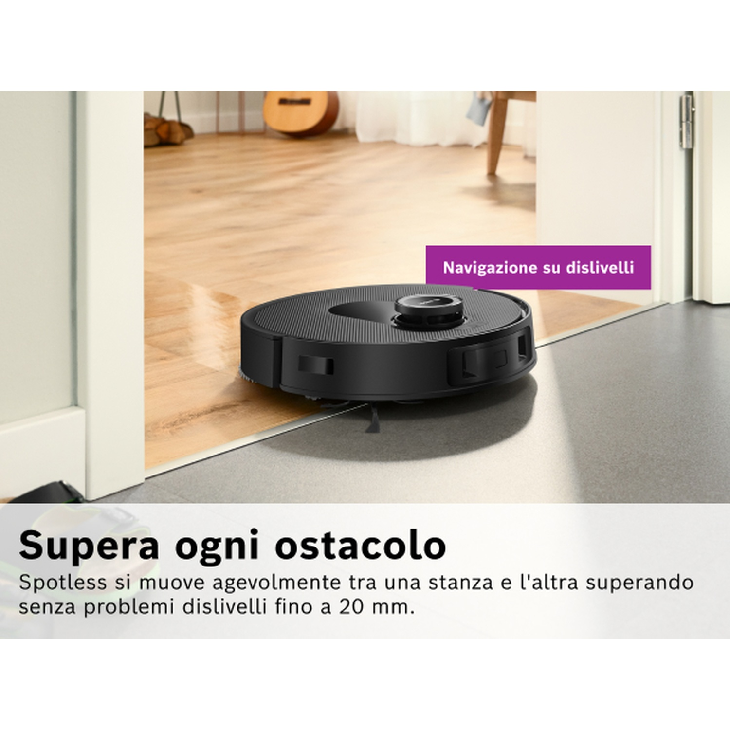 Un aspirapolvere robot nero su un pavimento in legno, vicino a una porta. Il testo dice 'Supera ogni ostacolo', che significa 'Supera ogni ostacolo'.