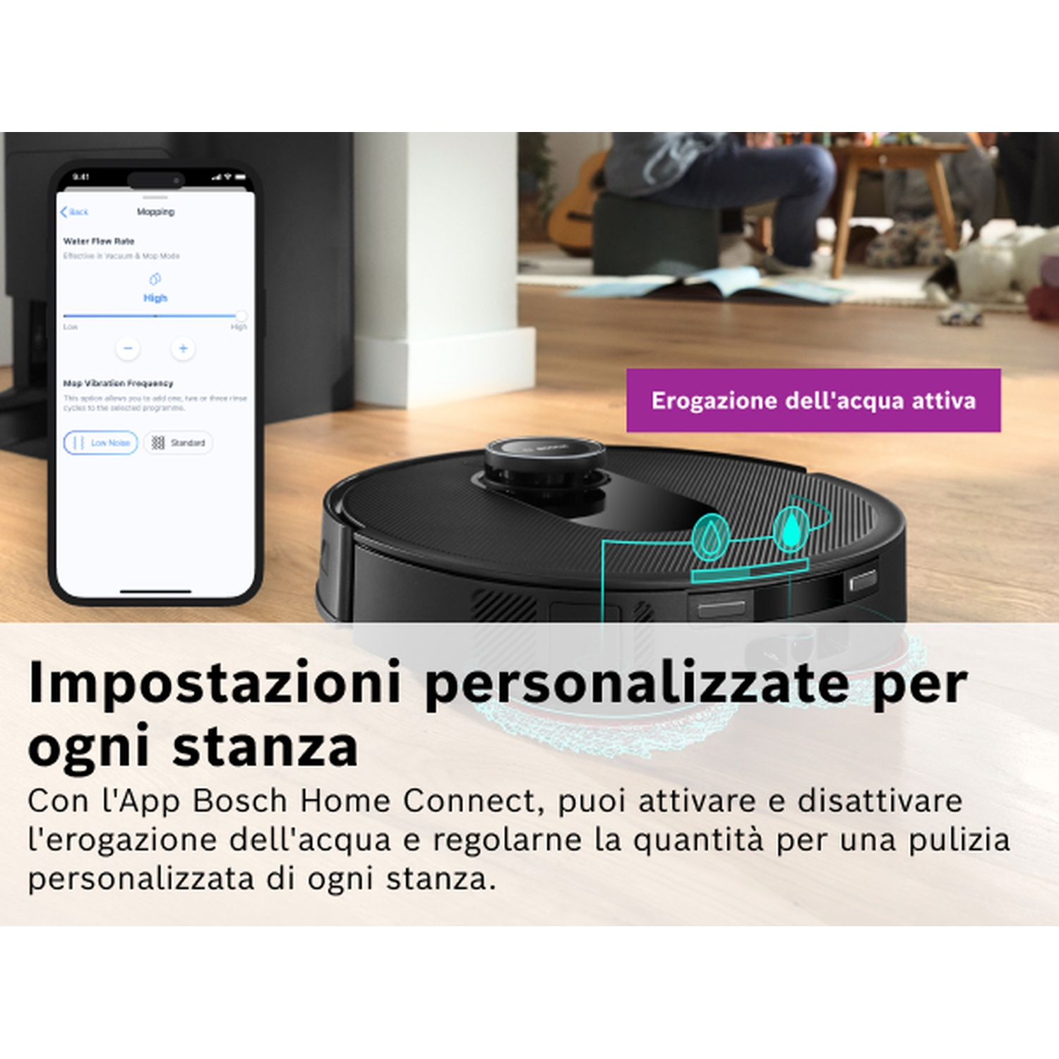 Un robot aspirapolvere con impostazioni del flusso d'acqua sullo smartphone. Una persona è seduta sullo sfondo. Testo: Impostazioni personalizzate.