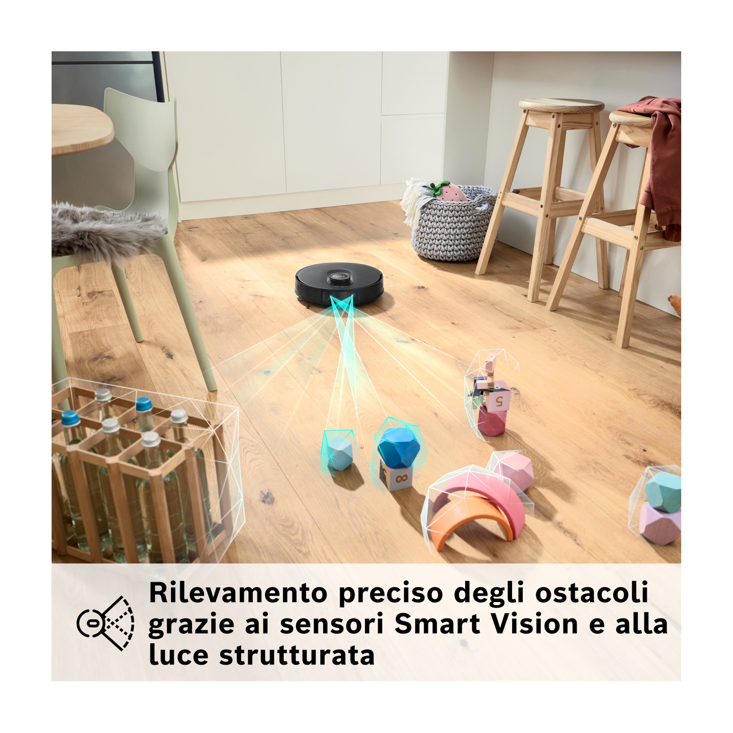 Un aspirapolvere robot nero su un pavimento di legno. Giocattoli e sgabelli sullo sfondo. L'aspirapolvere sta scansionando l'area.
