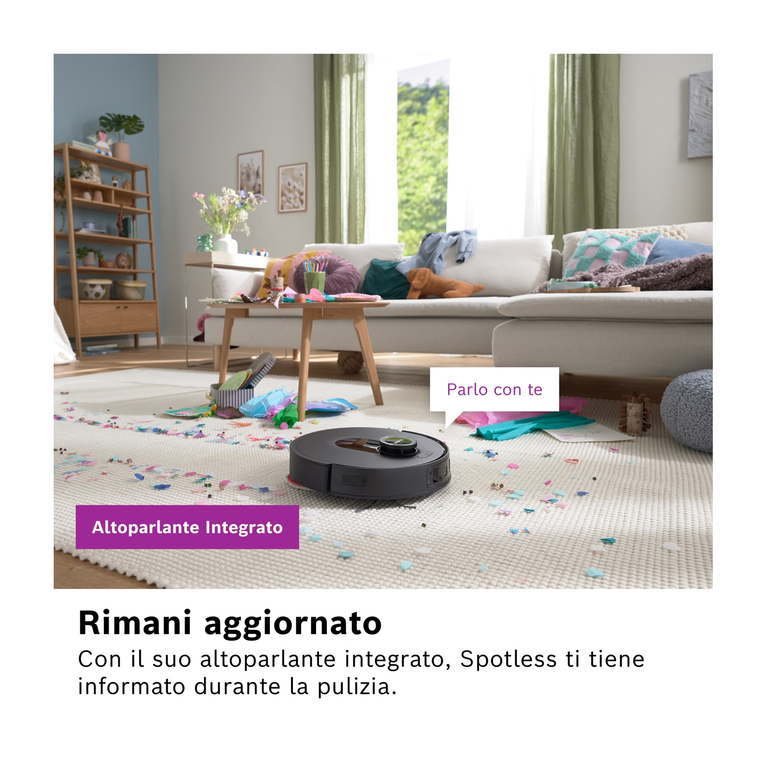 Un aspirapolvere robot pulisce un soggiorno disordinato. Sono visibili un divano, un tavolo e delle mensole. Detriti coprono il pavimento.