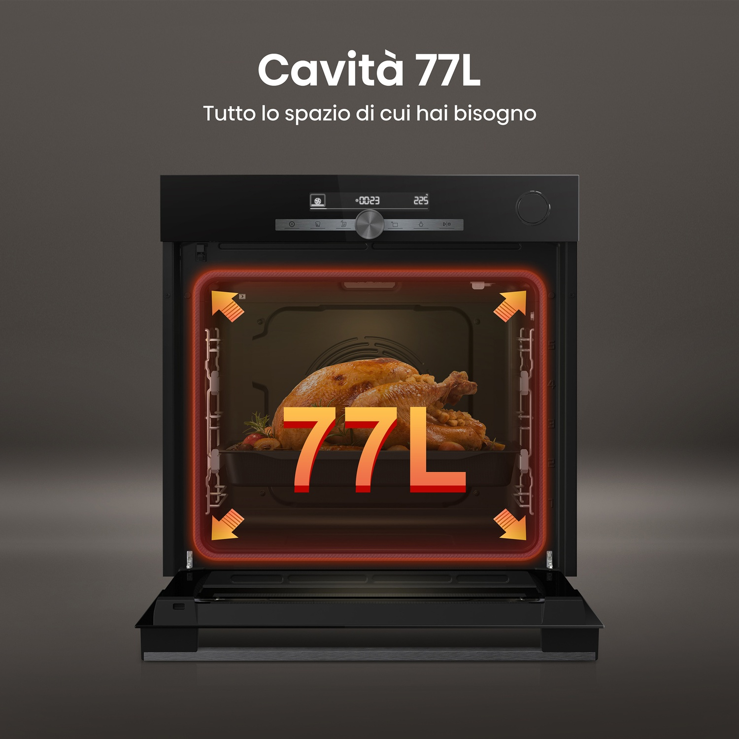 Un forno aperto con un pollo arrosto all'interno. La porta del forno è aperta, mostrando l'interno con la capacità 77L.
