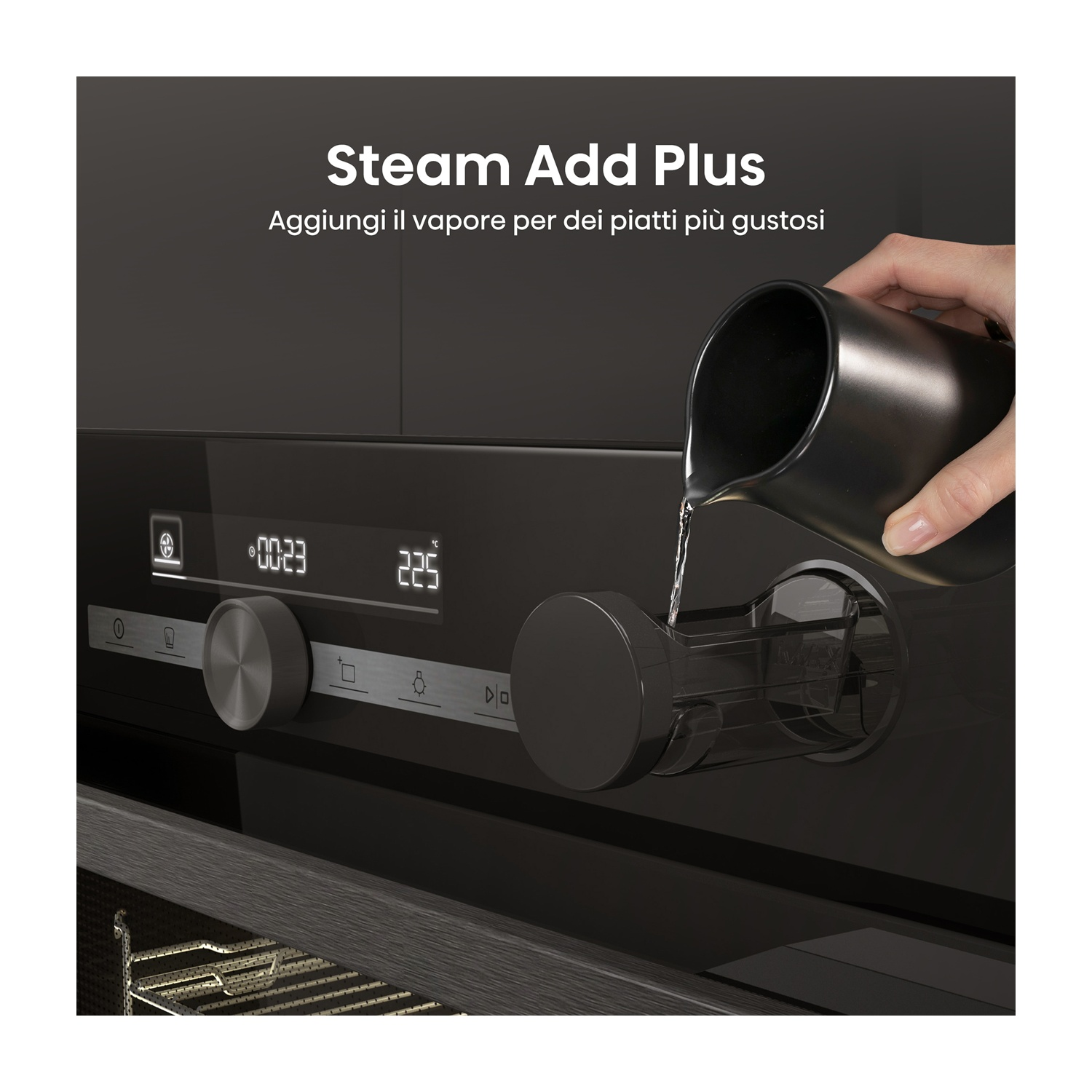 Una mano versa acqua da una brocca nera in un forno. Il forno è nero con display digitale e manopole.