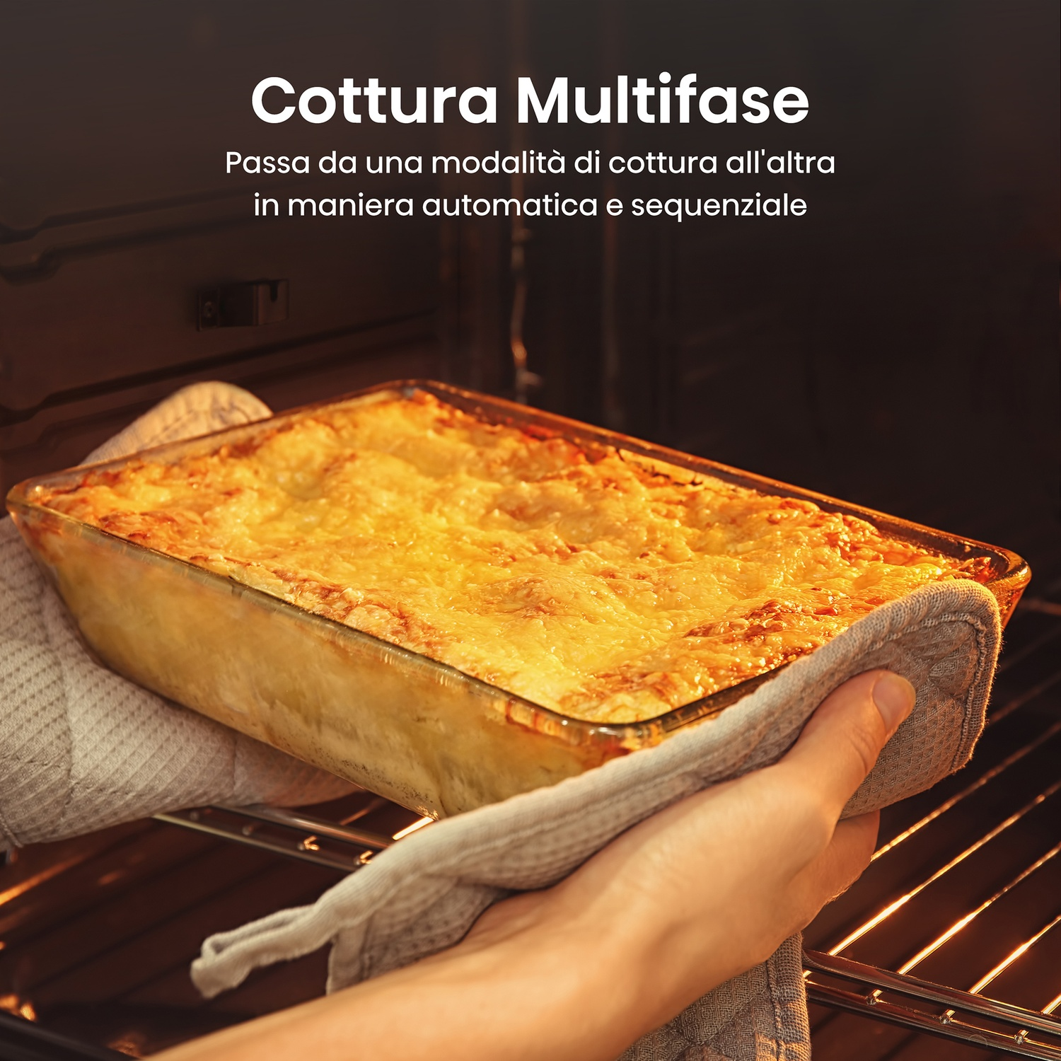 Un piatto di lasagne è tenuto all'interno di un forno. Il piatto è dorato, tenuto con un guanto da forno grigio. Il testo in alto recita 'Cottura multifase'.