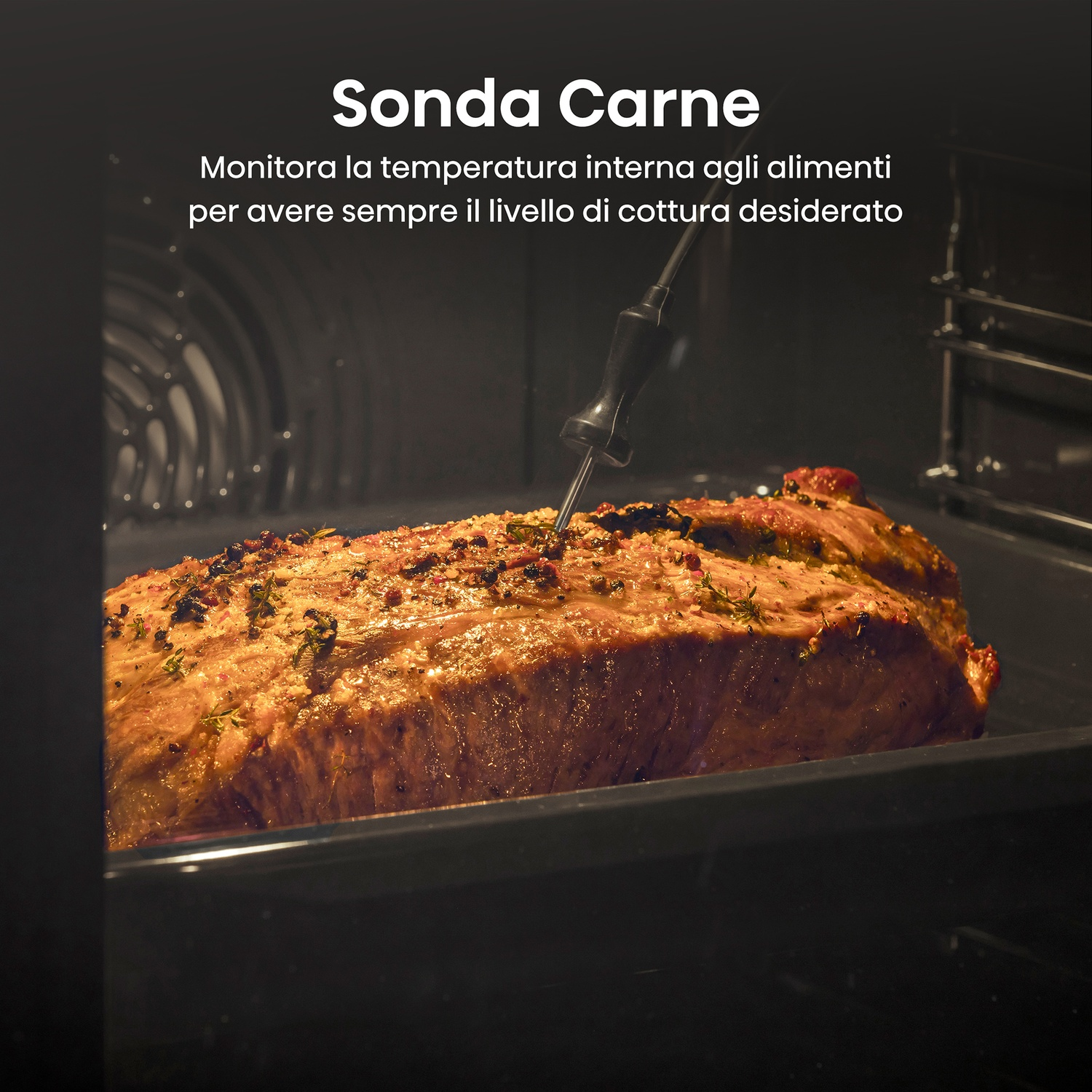 Un arrosto in forno con una sonda per carne. La carne è condita e in cottura. Il testo sopra dice 'Sonda Carne'.