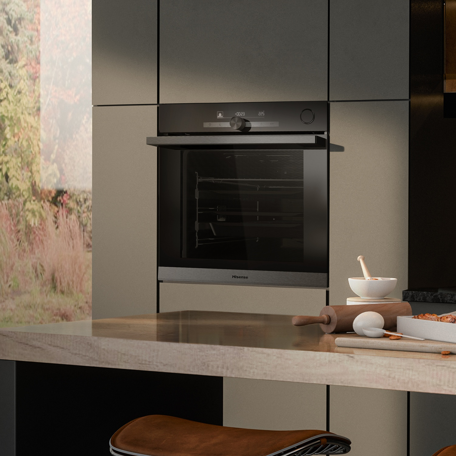 Una scena di cucina con forno, piano di lavoro e utensili da forno. Una finestra rivela una vista esterna sfocata. Il forno è nero.