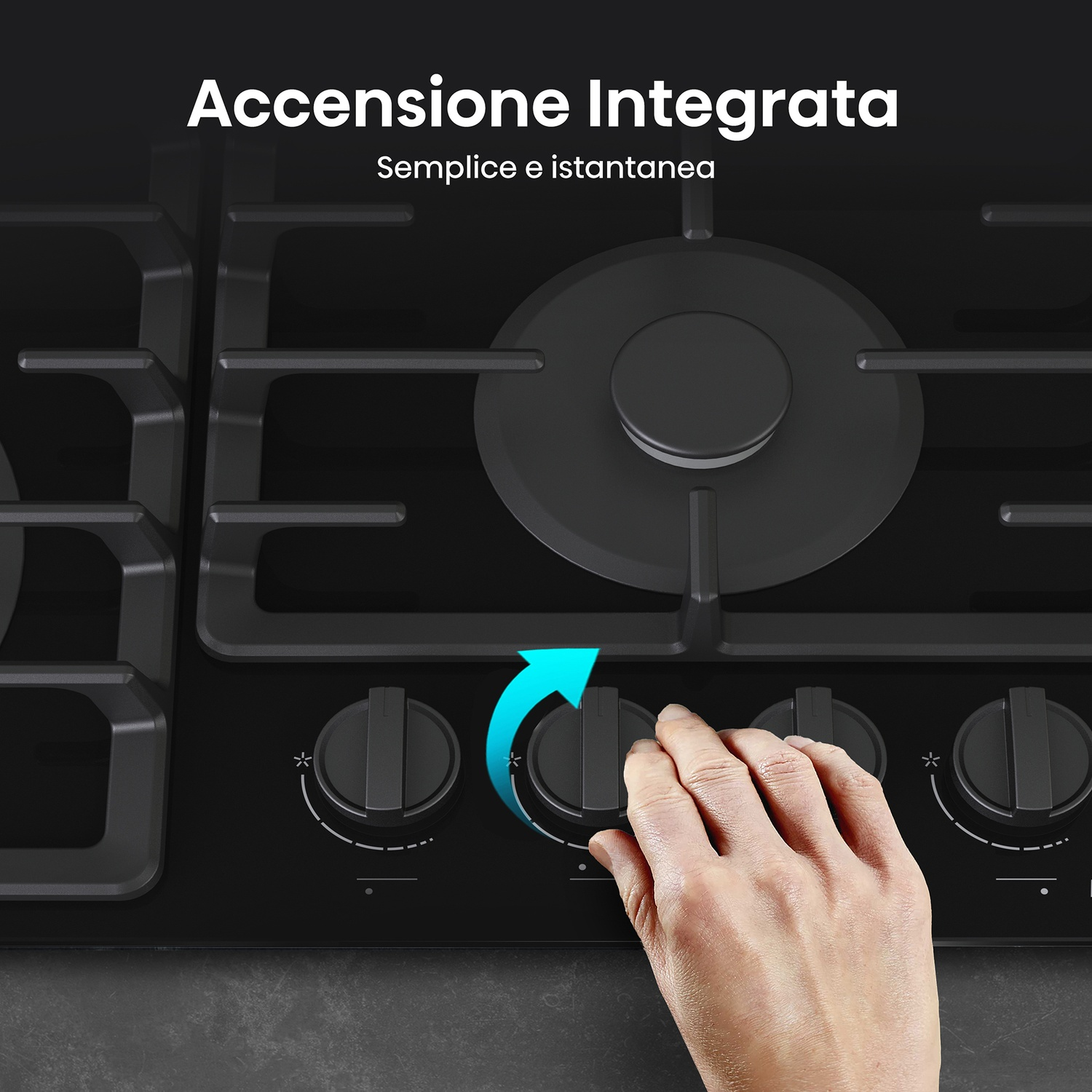 Una mano gira una manopola nera del fornello con una freccia blu. Il fornello è nero con bruciatori argentati e la scritta 'Accensione Integrata'.