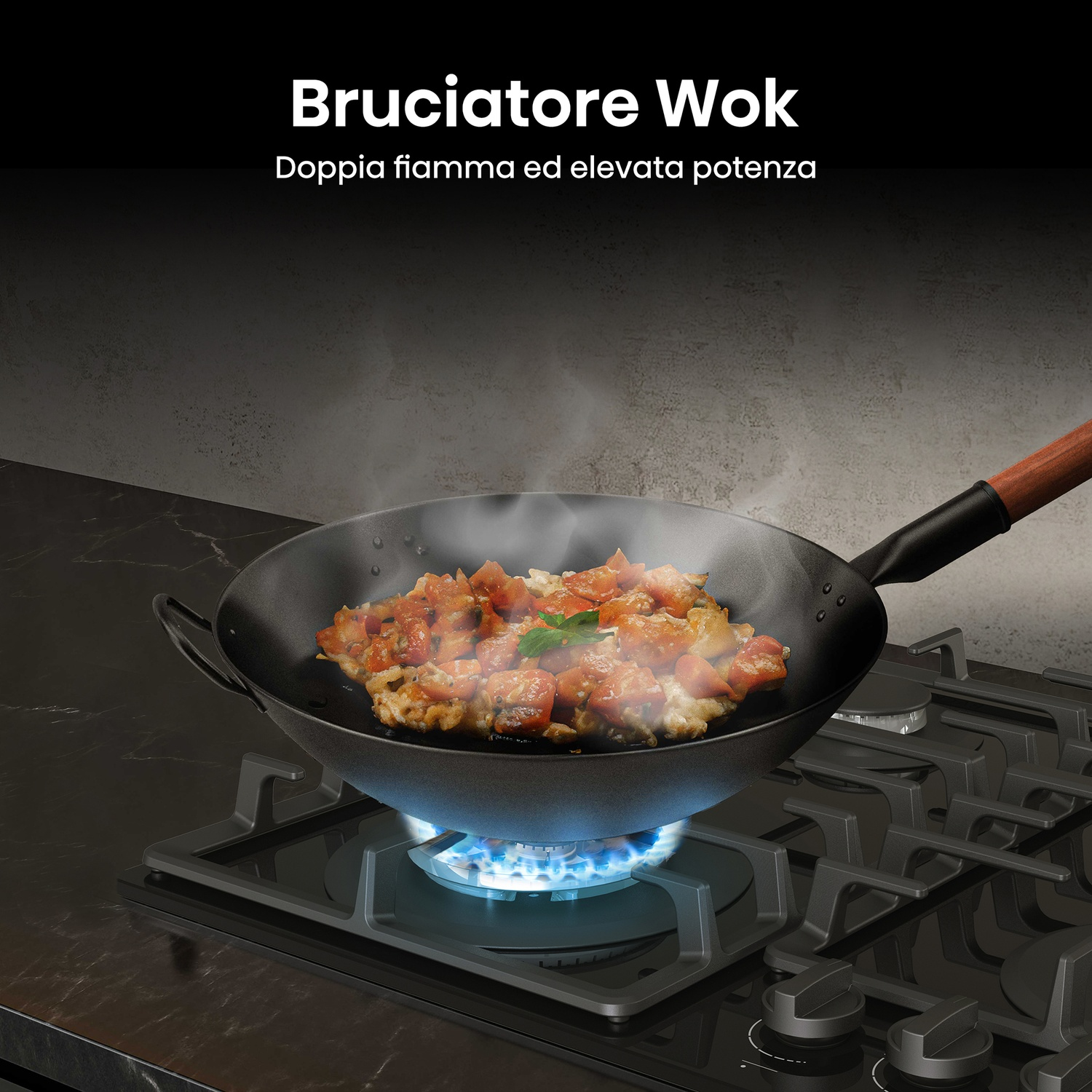 Un wok con cibo è su un fornello con una fiamma blu. Il fornello è nero, e lo sfondo è un muro scuro.