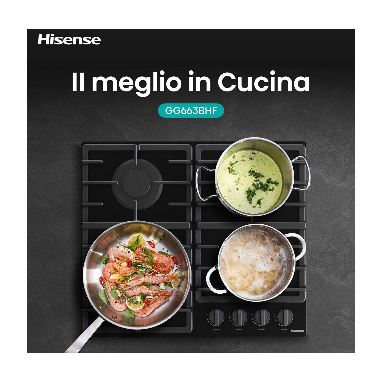Un piano cottura Hisense nero con tre pentole e una padella. La padella contiene gamberi. La pentola in alto a sinistra contiene zuppa verde.
