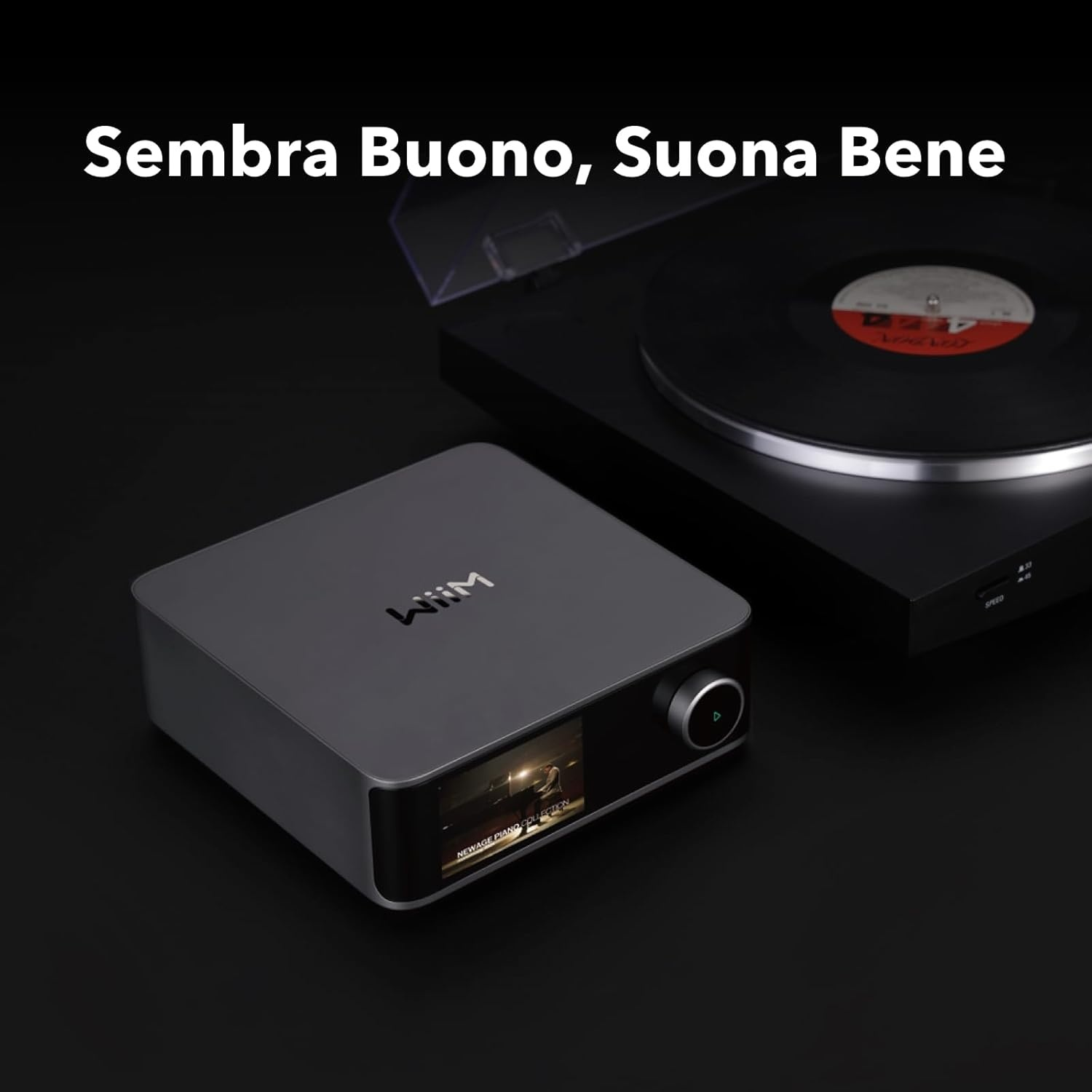 Un dispositivo audio grigio con schermo, un giradischi che suona un vinile e il testo: 'Sembra Buono, Suona Bene'.