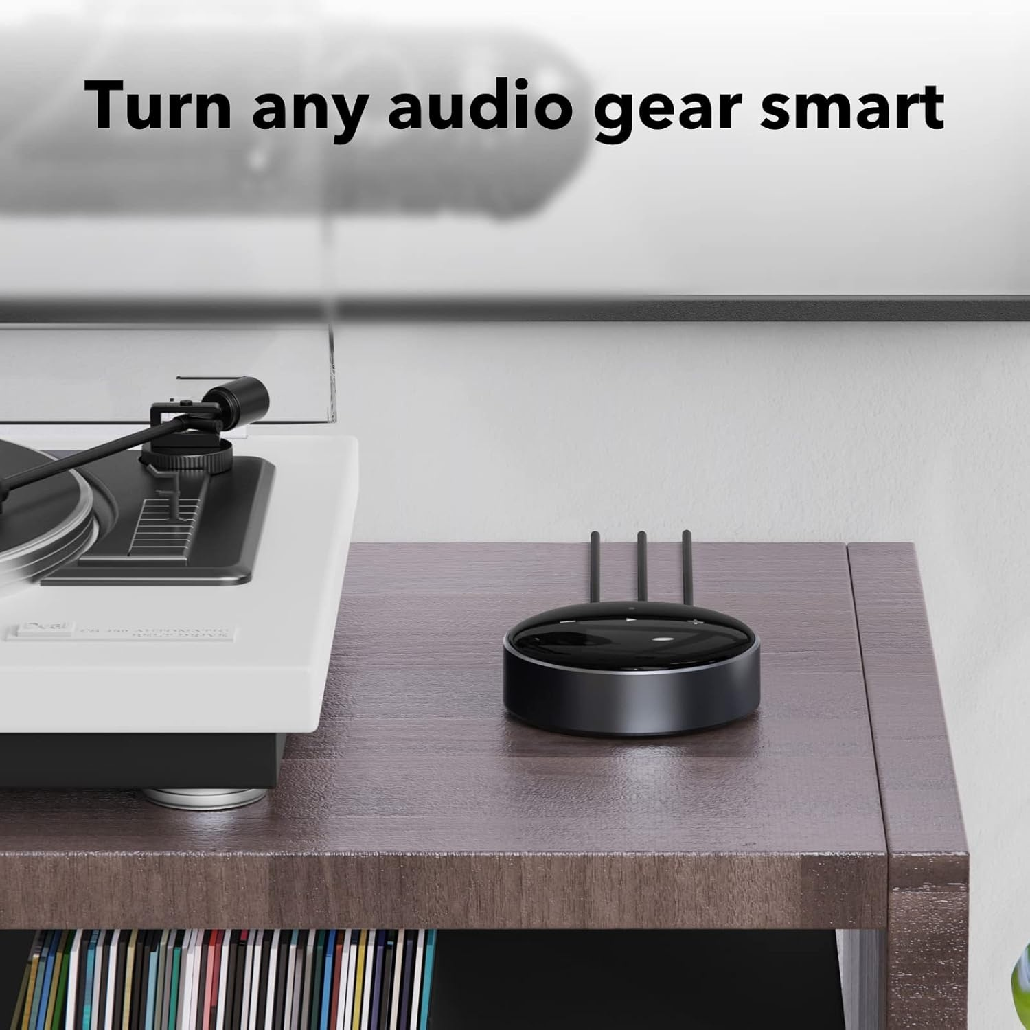 Un giradischi e un dispositivo intelligente nero con antenne sono su una superficie di legno. Il testo 'Turn any audio gear smart' è sopra.