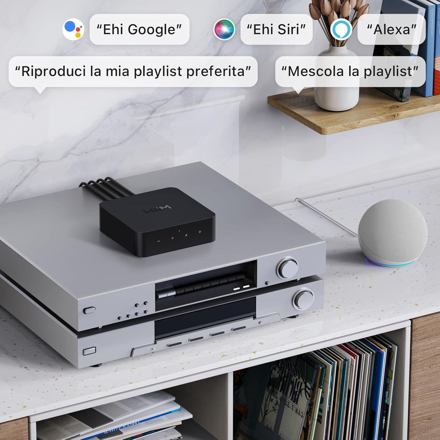 Un dispositivo nero è appoggiato sopra un impianto stereo. Accanto, un altoparlante intelligente. Fumetti dicono 'Ehi Google', 'Alexa', 'Ehi Siri'.