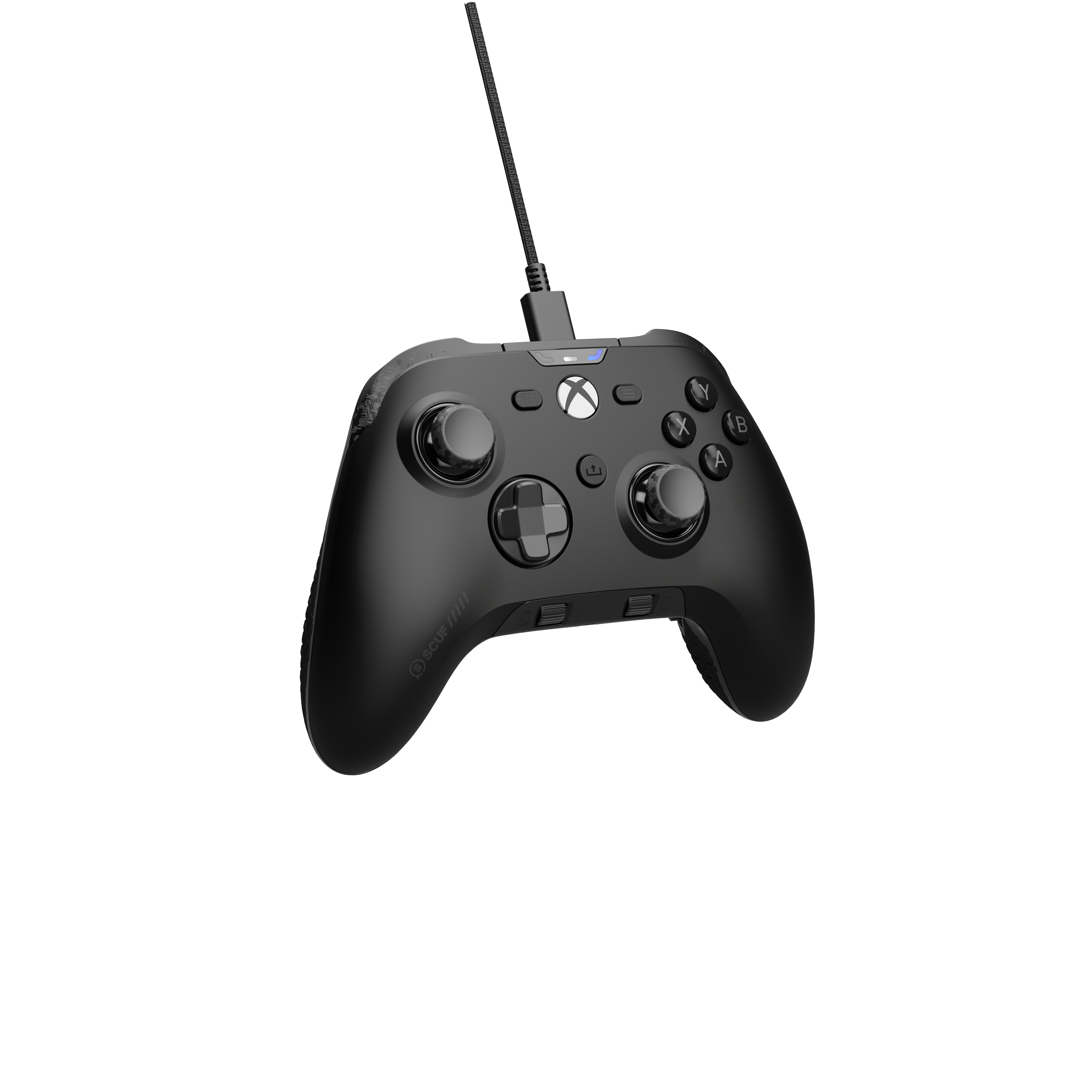 Schwarzer Xbox-Controller mit angeschlossenem Kabel. Knöpfe, Auslöser und Joysticks sind sichtbar. Der Hintergrund ist weiß.