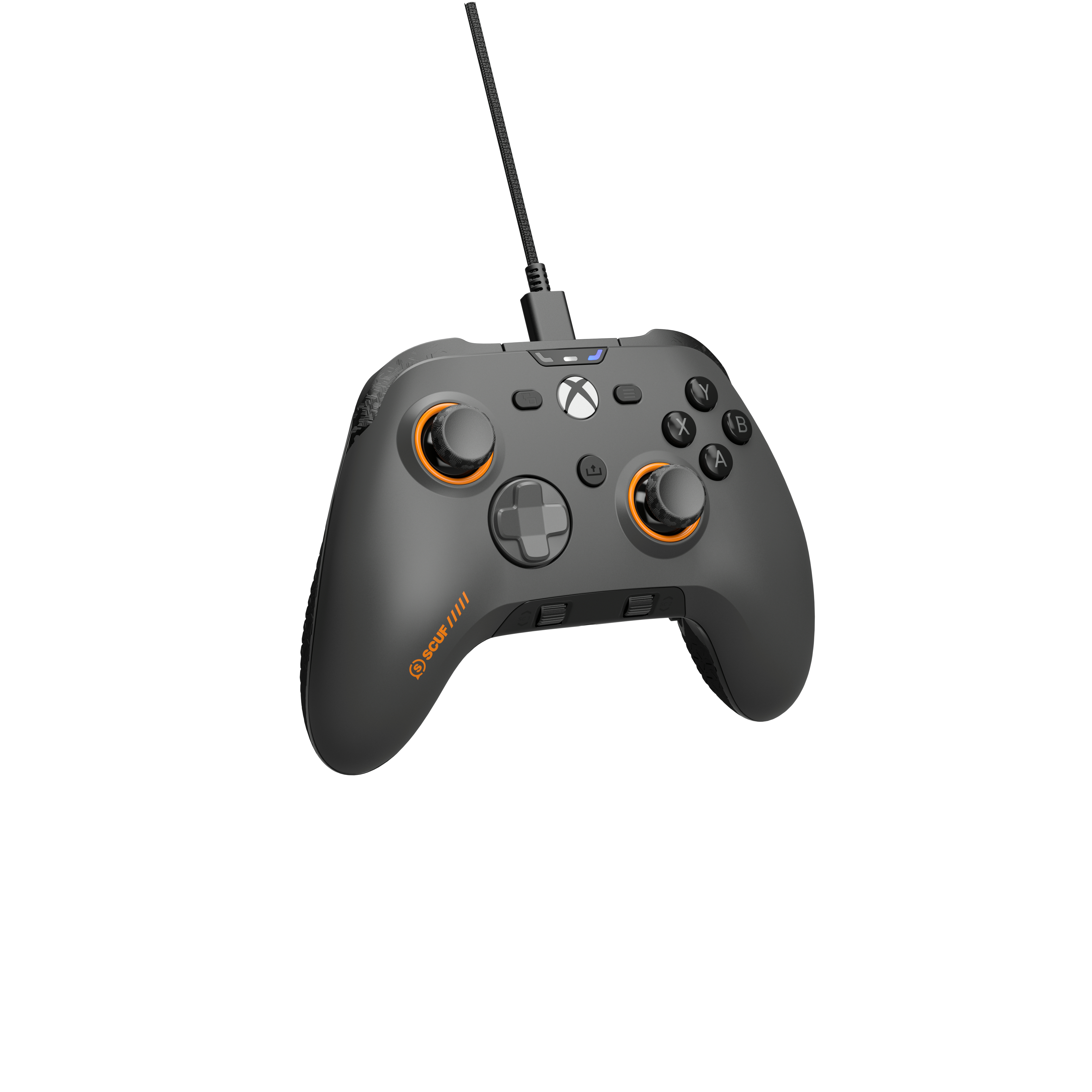 Ein schwarzer Xbox-Controller mit orangefarbenen Akzenten und einem Kabel. Es hat Knöpfe und Sticks. Der Hintergrund ist weiß.